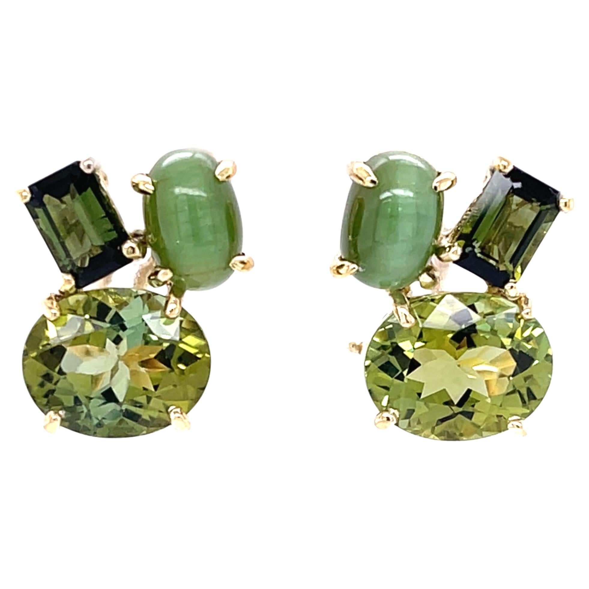 Boucles d
oreilles à pince en or jaune 18 carats, œil de chat et tourmaline verte facettée en vente