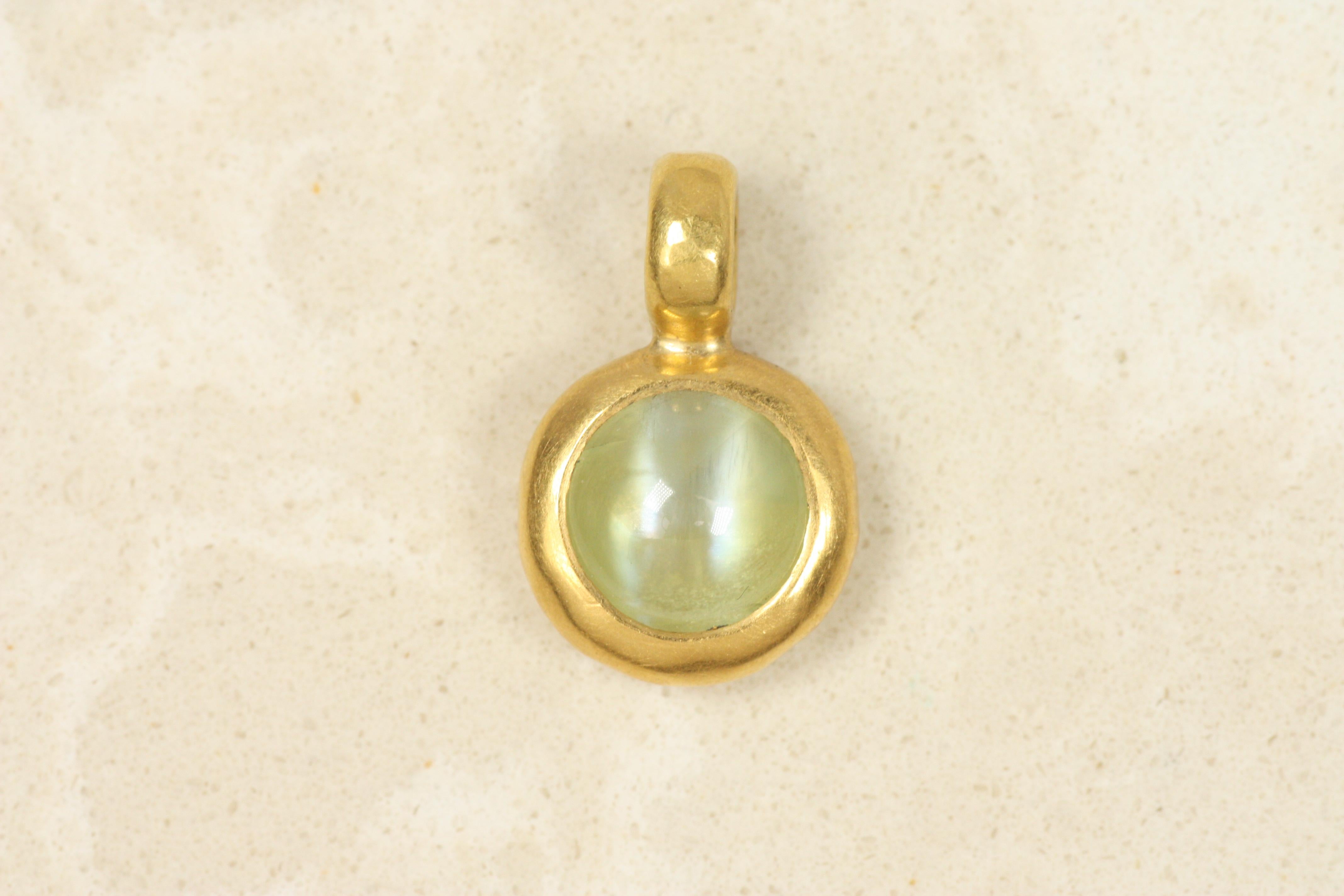Taille cabochon Pendentif breloque œil de chat - or jaune 22K en vente