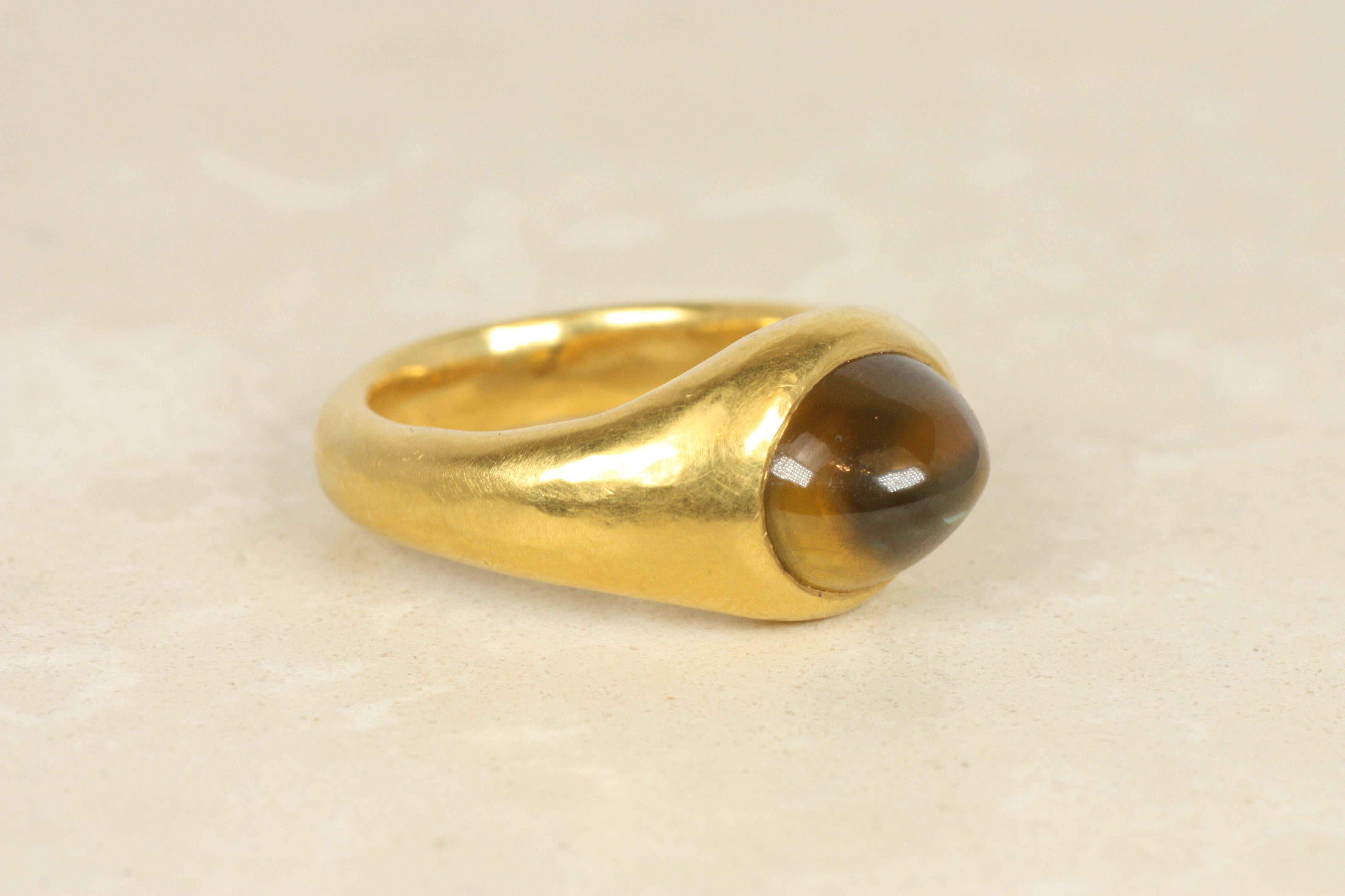 Women's or Men's Cat's Eye Cabochon Gypsy Ring – 22K Yellow Gold, Sri Lankan For Sale