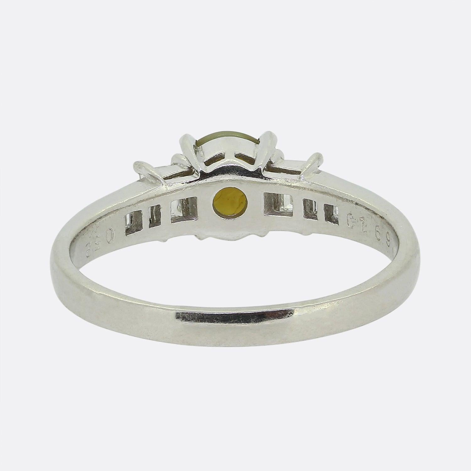 Cat's Eye Chrysoberyl and Diamond Ring In Good Condition For Sale In London, GB
