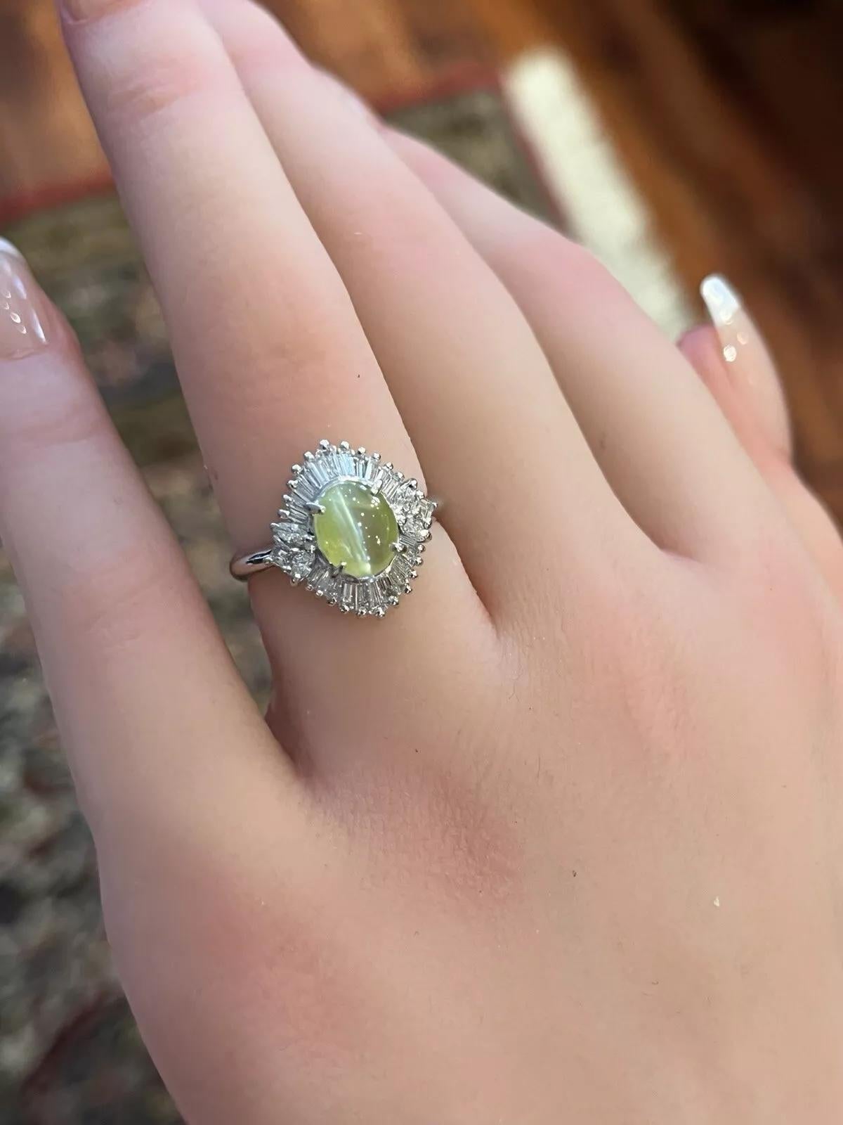Katzenaugen-Chrysoberyll-Cabochon und Diamantring aus Platin 

Cat's Eye Chrysoberyll und Diamant Ring verfügt über eine natürliche Cat's Eye Chrysoberyll mit ovalen Cabochon Form mit natürlichen Baguette, Marquise und quadratischen Diamanten in