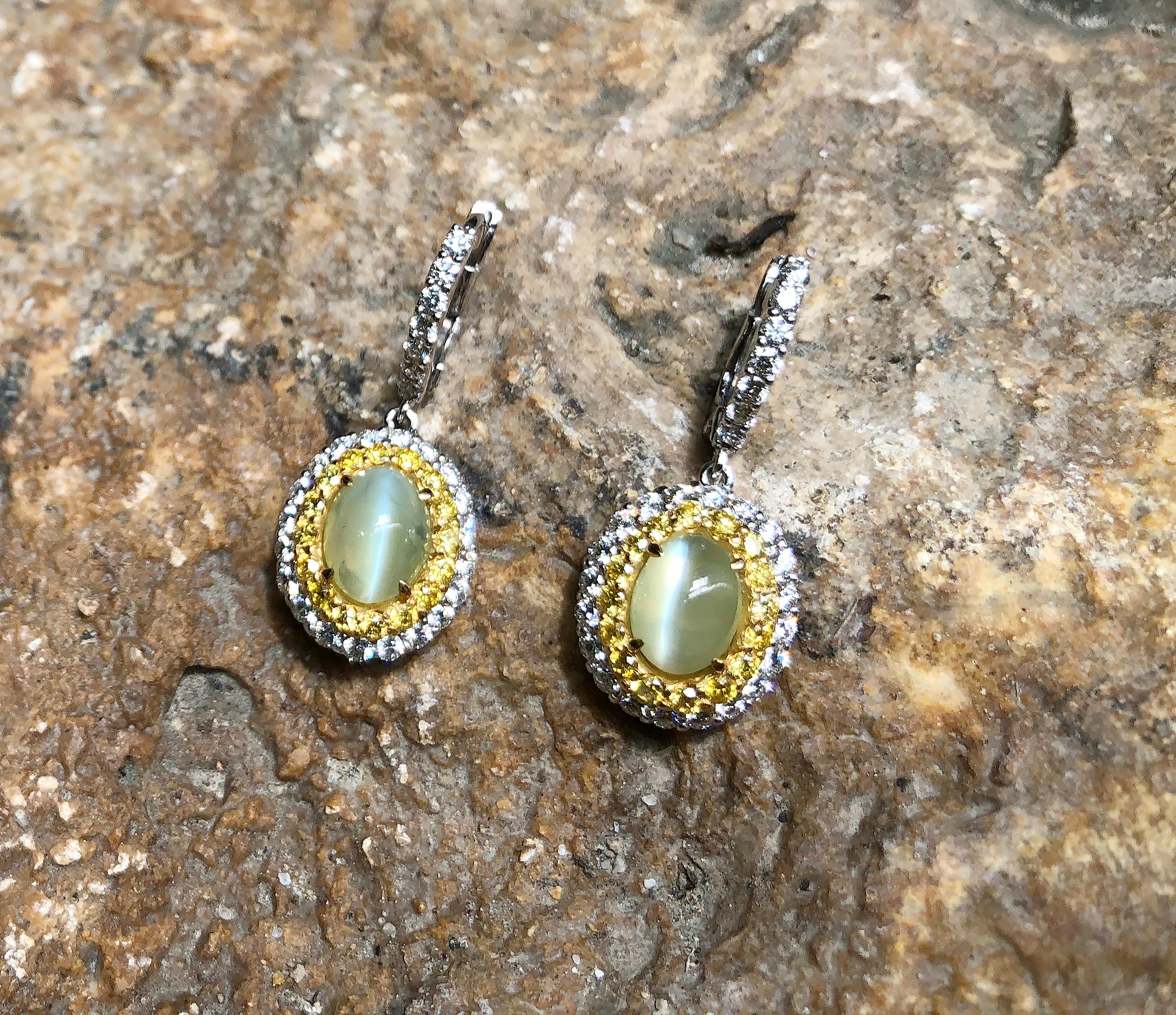 Contemporary Cat's Eye Chrysoberyl, Diamond and Yellow Diamond Earrings in 18k White Gold For Sale