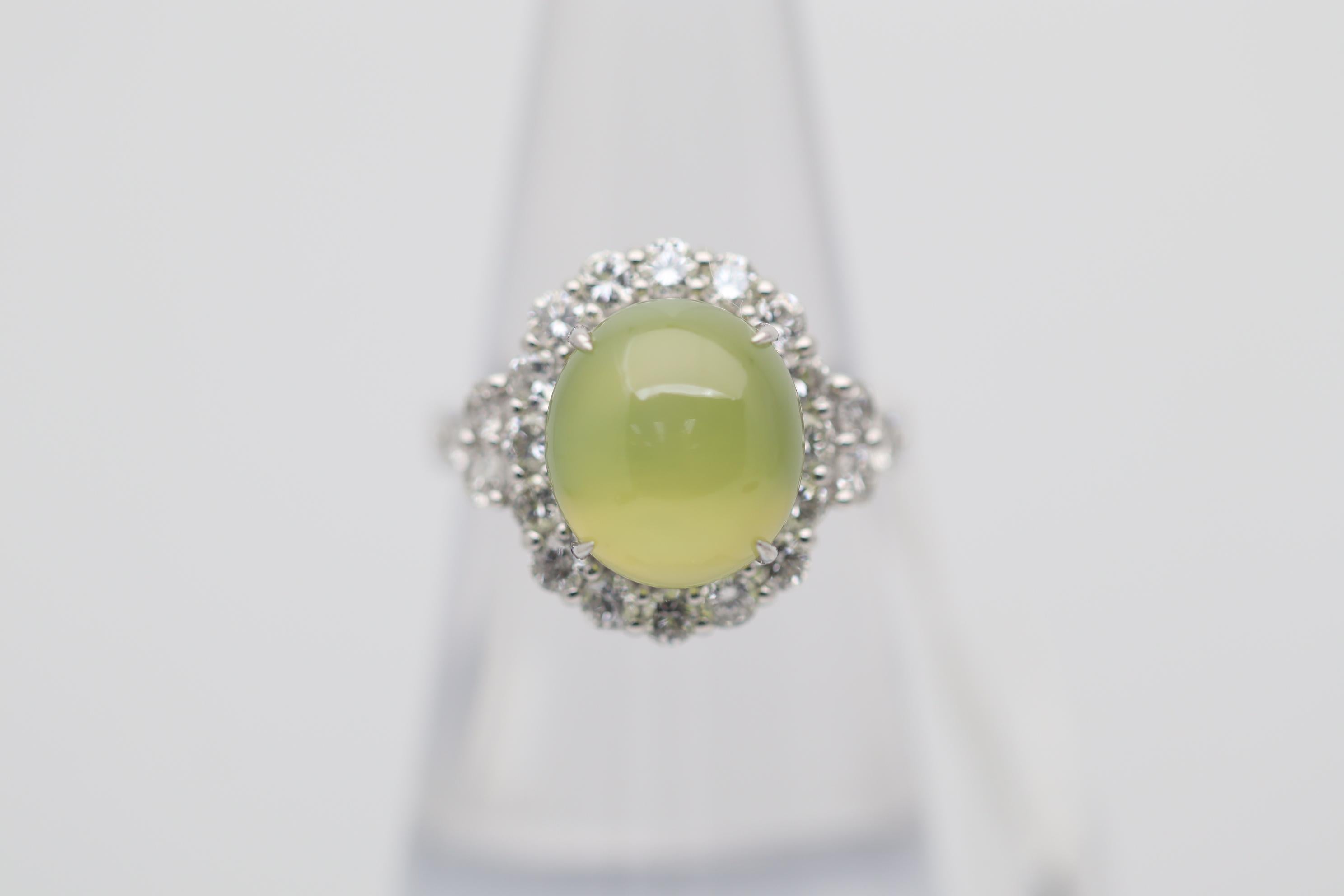 A superb gem cats eye chrysoberyl takes center stage. It weighs an impressive 8.92 carats but what makes this example special is its clean transparent crystal. The stone is as clean as it gets, even if you look at it with a microscope. This gives