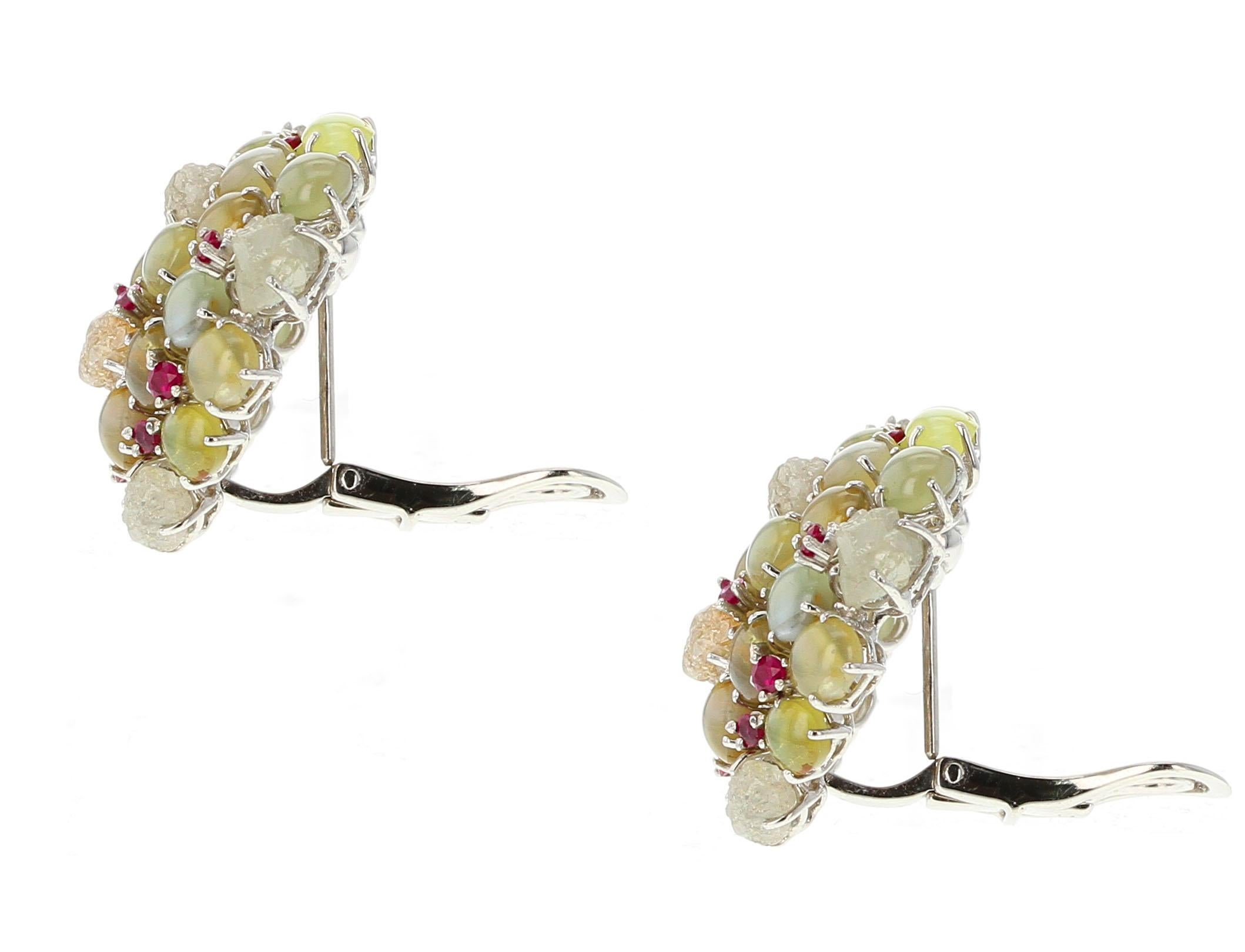 Perle Boucles d'oreilles en or 18 carats et chrysobéryl œil de chat avec diamants bruts et rubis en vente