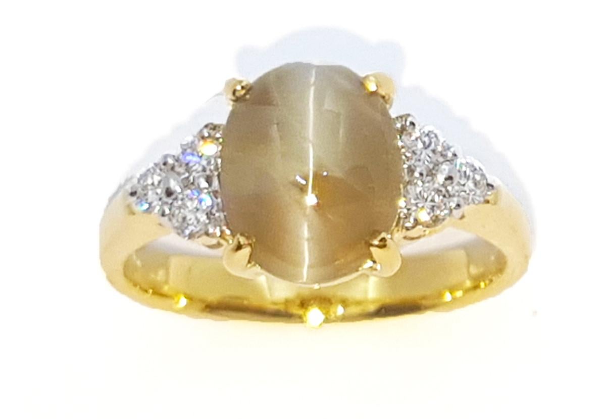 Cat's Eye Chrysoberyl with Diamond Ring set in 18K Gold Settings For Sale 1