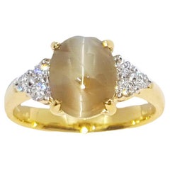 Bague en chrysobéryl œil de chat et diamants sertie dans des montures en or 18 carats