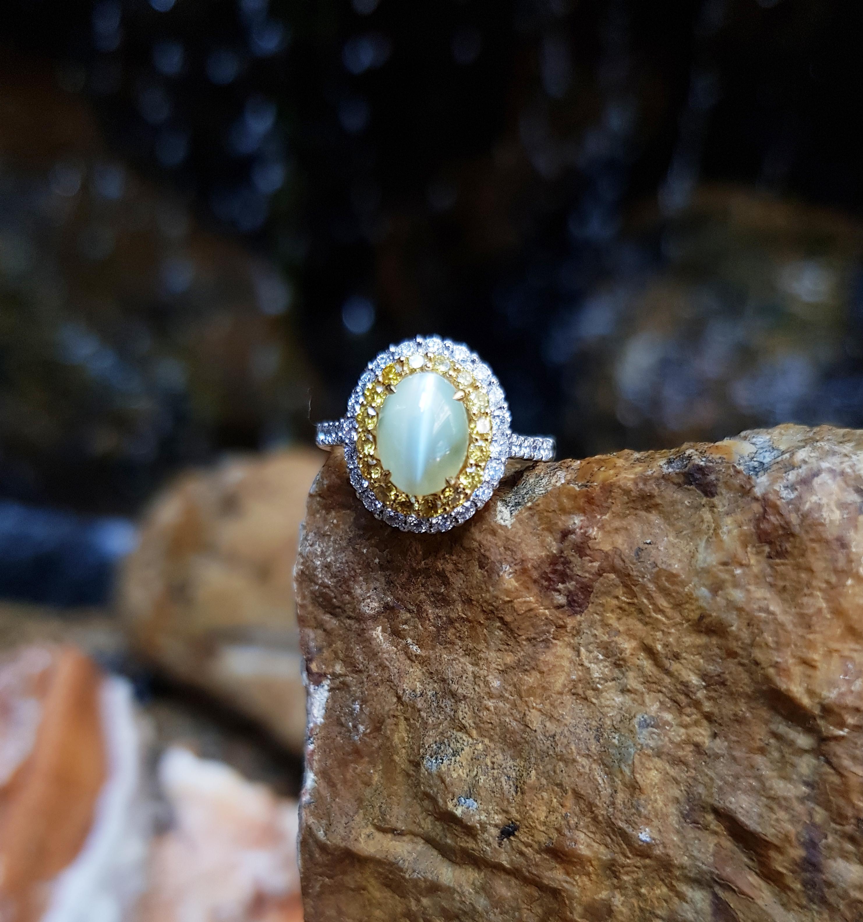 Bague en chrysobéryl œil de chat sertie d'un diamant jaune et de diamants en 18 carats Neuf - En vente à Bangkok, TH