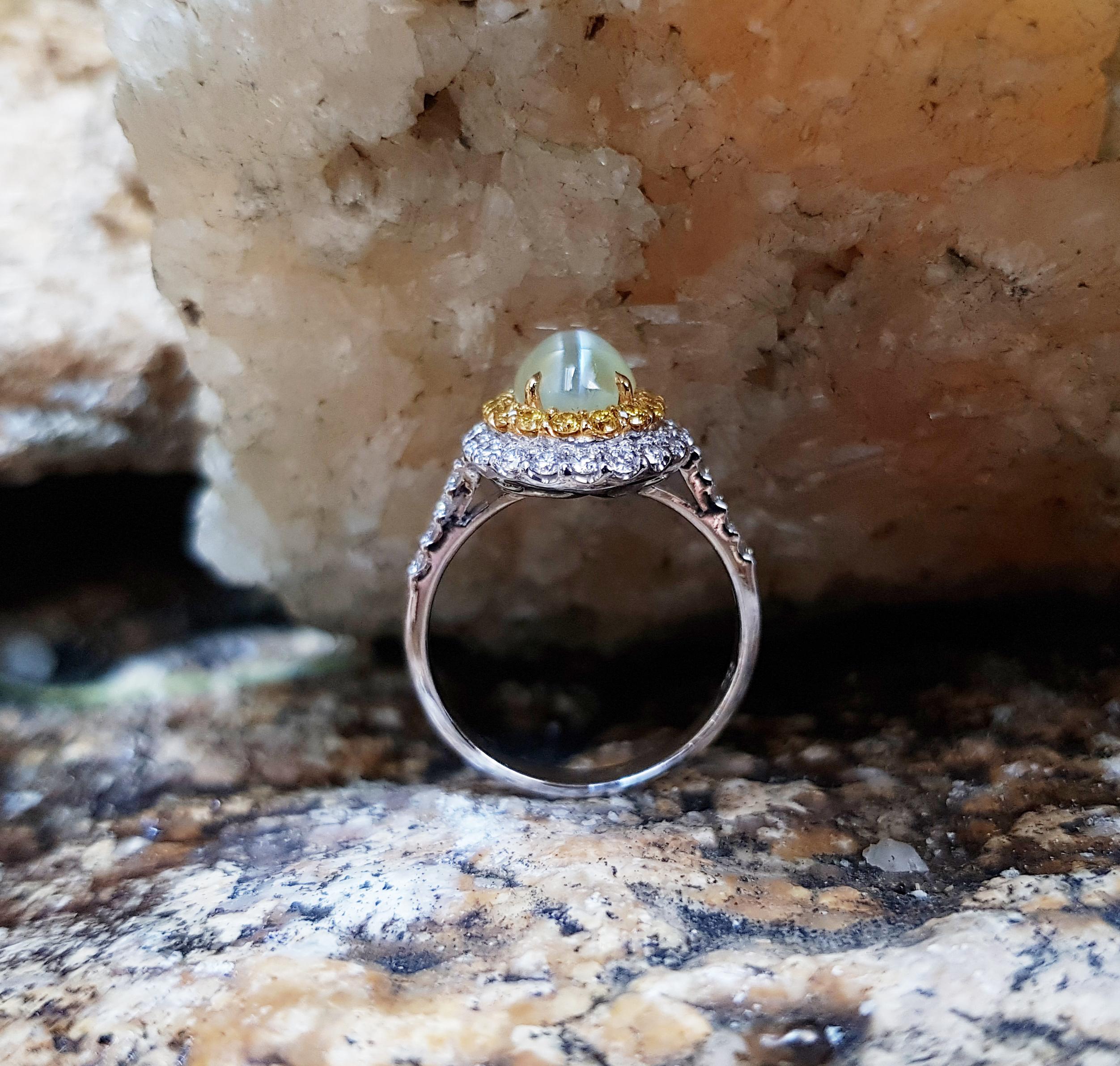 Bague en chrysobéryl œil de chat sertie d'un diamant jaune et de diamants en 18 carats Pour femmes en vente