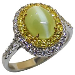 Bague en chrysobéryl œil de chat sertie d'un diamant jaune et de diamants en 18 carats