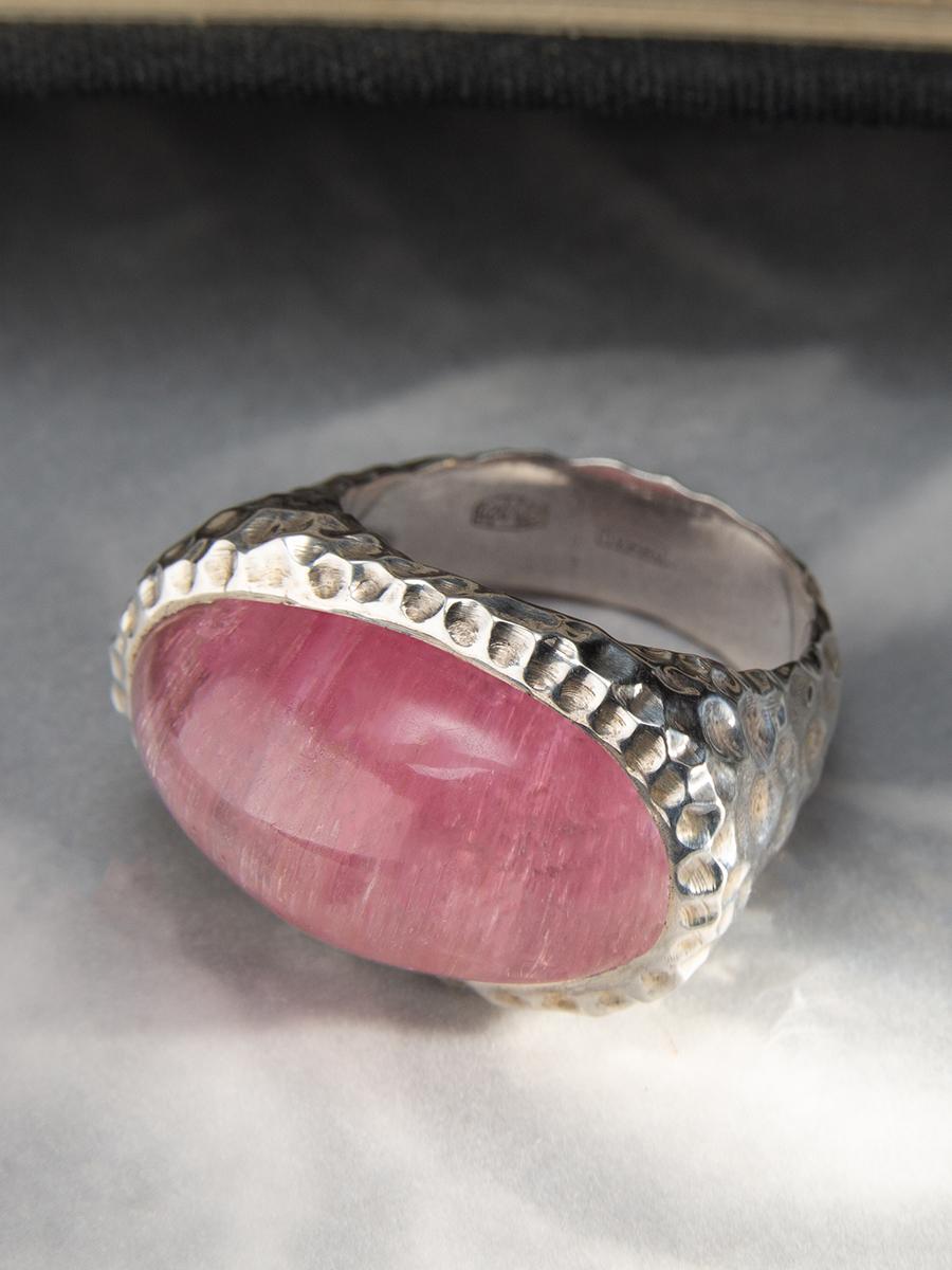 Large Cat's Eye Effect Rubellite Silver Ring Hot Pink Tourmaline Cabochon In New Condition For Sale In Berlin, DE