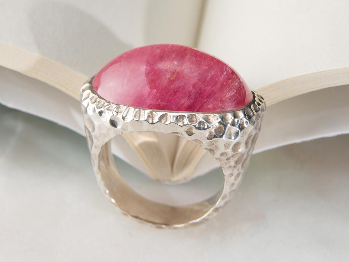 Large Cat's Eye Effect Rubellite Silver Ring Hot Pink Tourmaline Cabochon For Sale 1