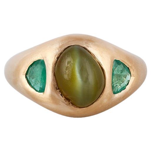 Cats Eye & Emerald Surrounded By Matte Finish 18k Yellow Gold Ring For Sale