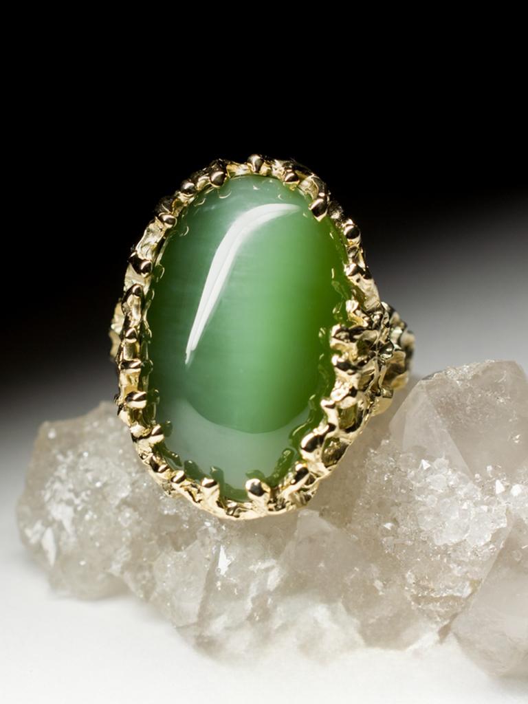Cat's Eye Nephrite Jade Gold Ring Chatoyant Effect Gemstone Green vintage For Sale 8