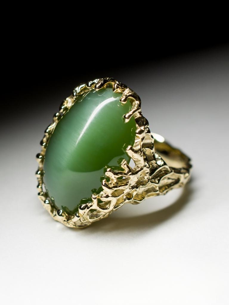 Cat's Eye Nephrite Jade Gold Ring Chatoyant Effect Gemstone Green vintage For Sale 6