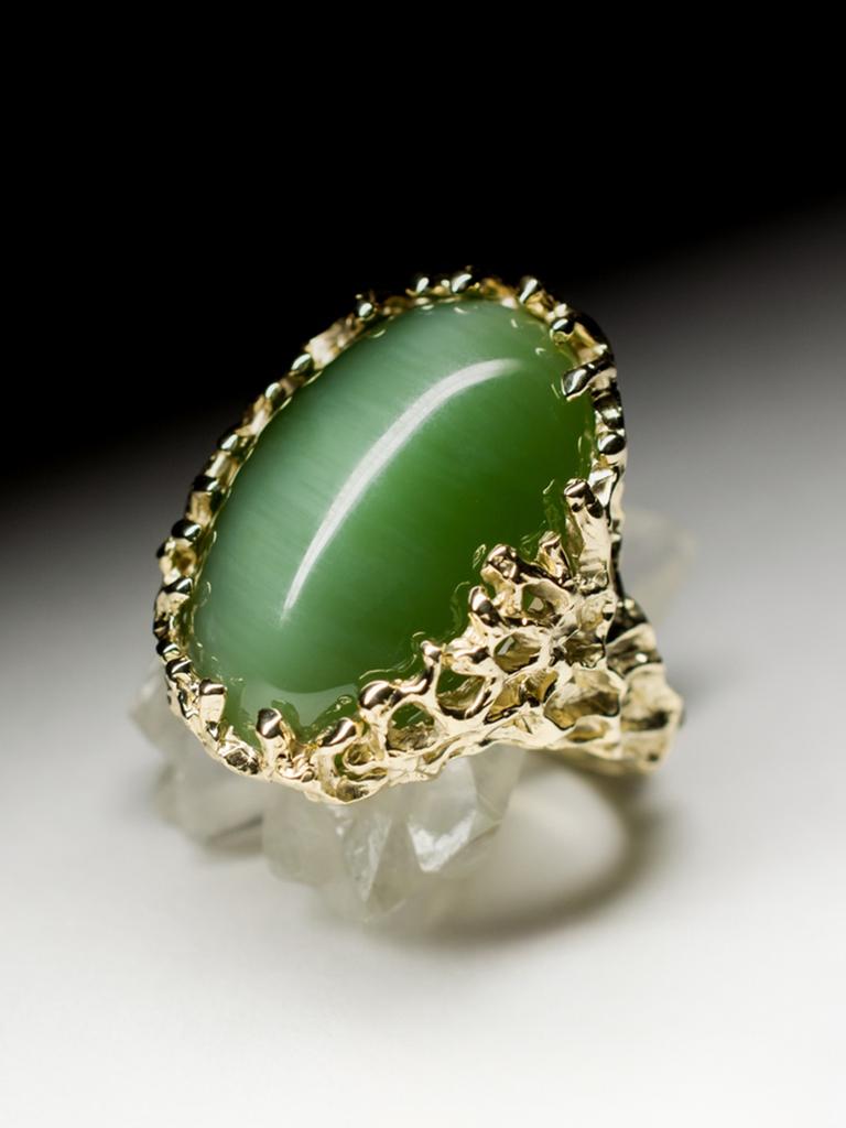 Cat's Eye Nephrite Jade Gold Ring Chatoyant Effect Gemstone Green vintage For Sale 12