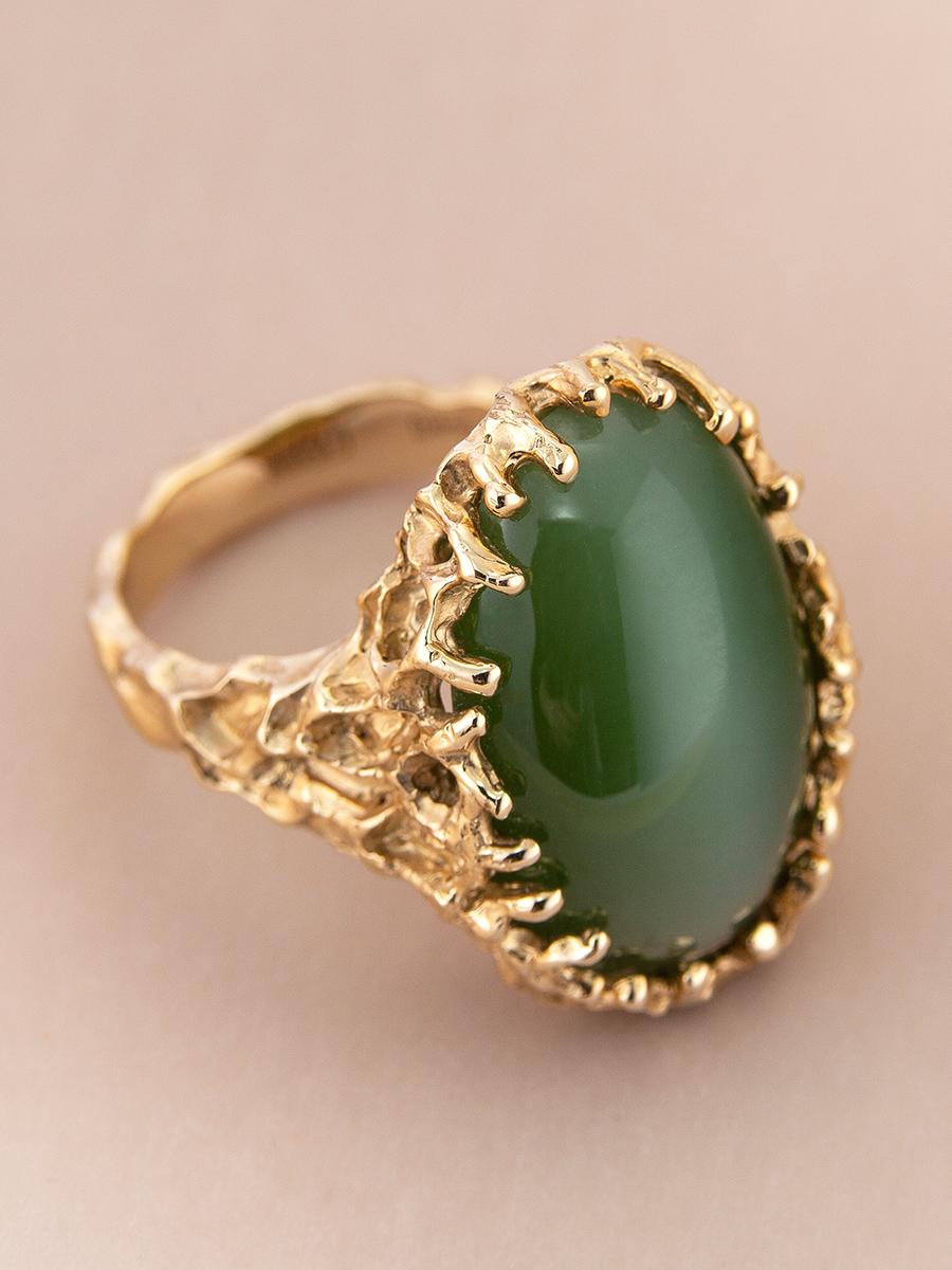 Cat's Eye Nephrite Jade Gold Ring Chatoyant Effect Gemstone Green vintage In New Condition For Sale In Berlin, DE
