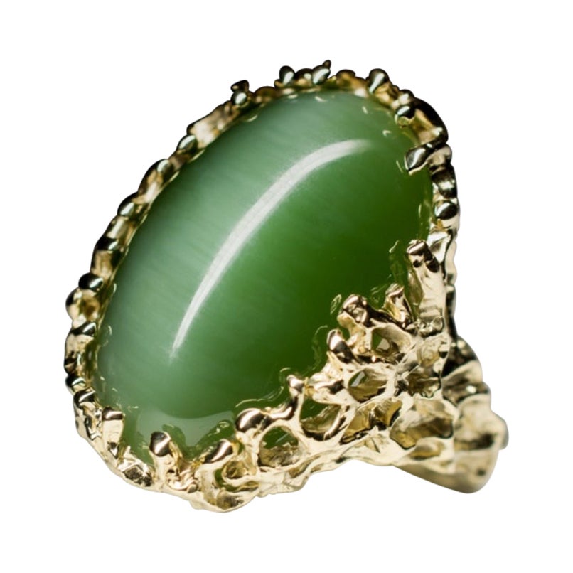 Bague chat's Eye en or et jade néphrite effet chatoyant pierre précieuse verte vintage