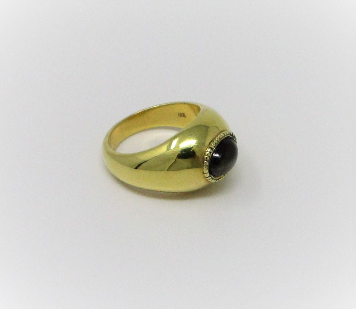 Women's or Men's Cat's Eye Ring in 18 Karat Gold For Sale