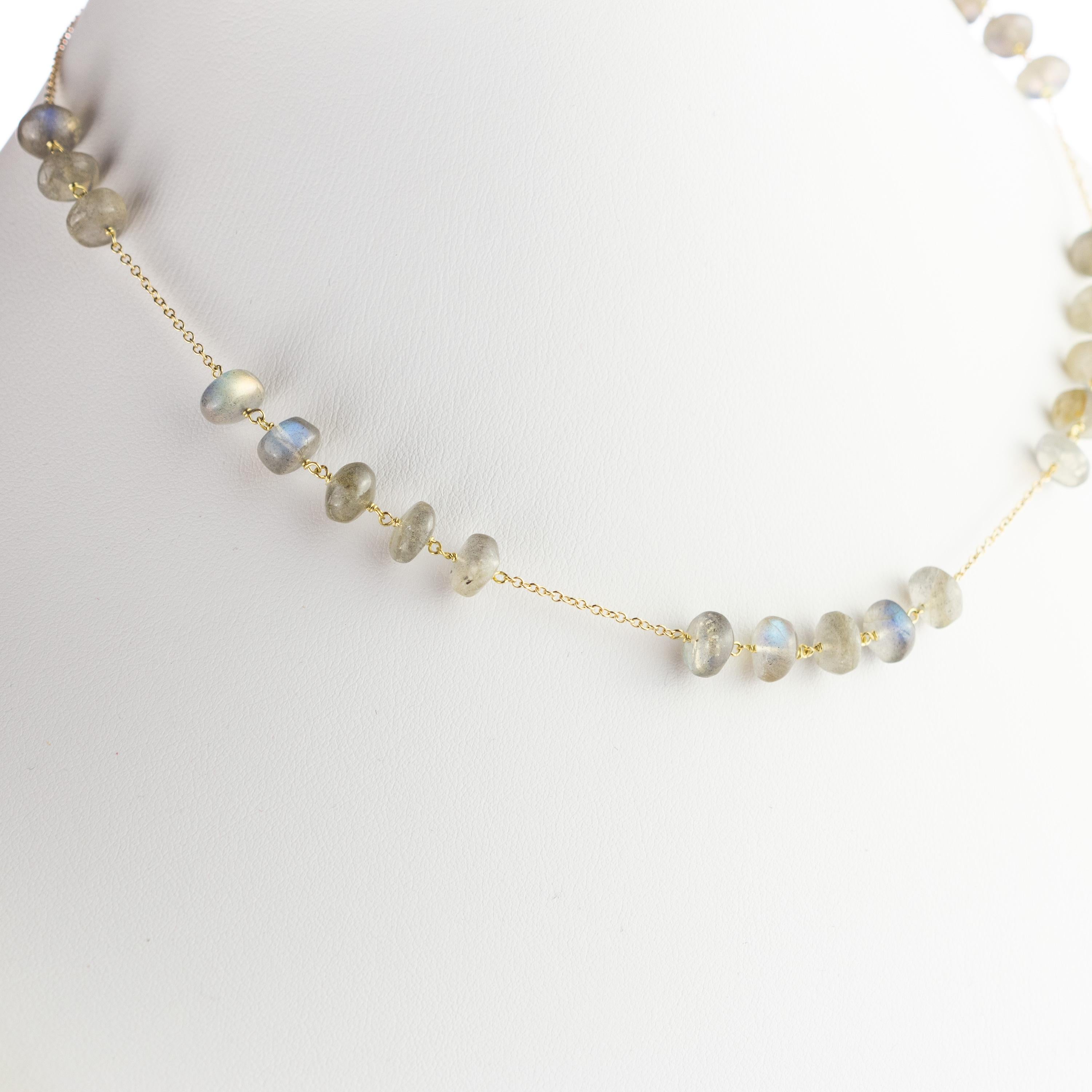 Merveilleux collier mettant en vedette des perles naturelles d'œil de chat, pour un charme éclatant d'unicité. Bijou lumineux avec des pierres précieuses naturelles sur une élégante monture en or jaune 9 carats.

La pierre de l'œil de chat a la