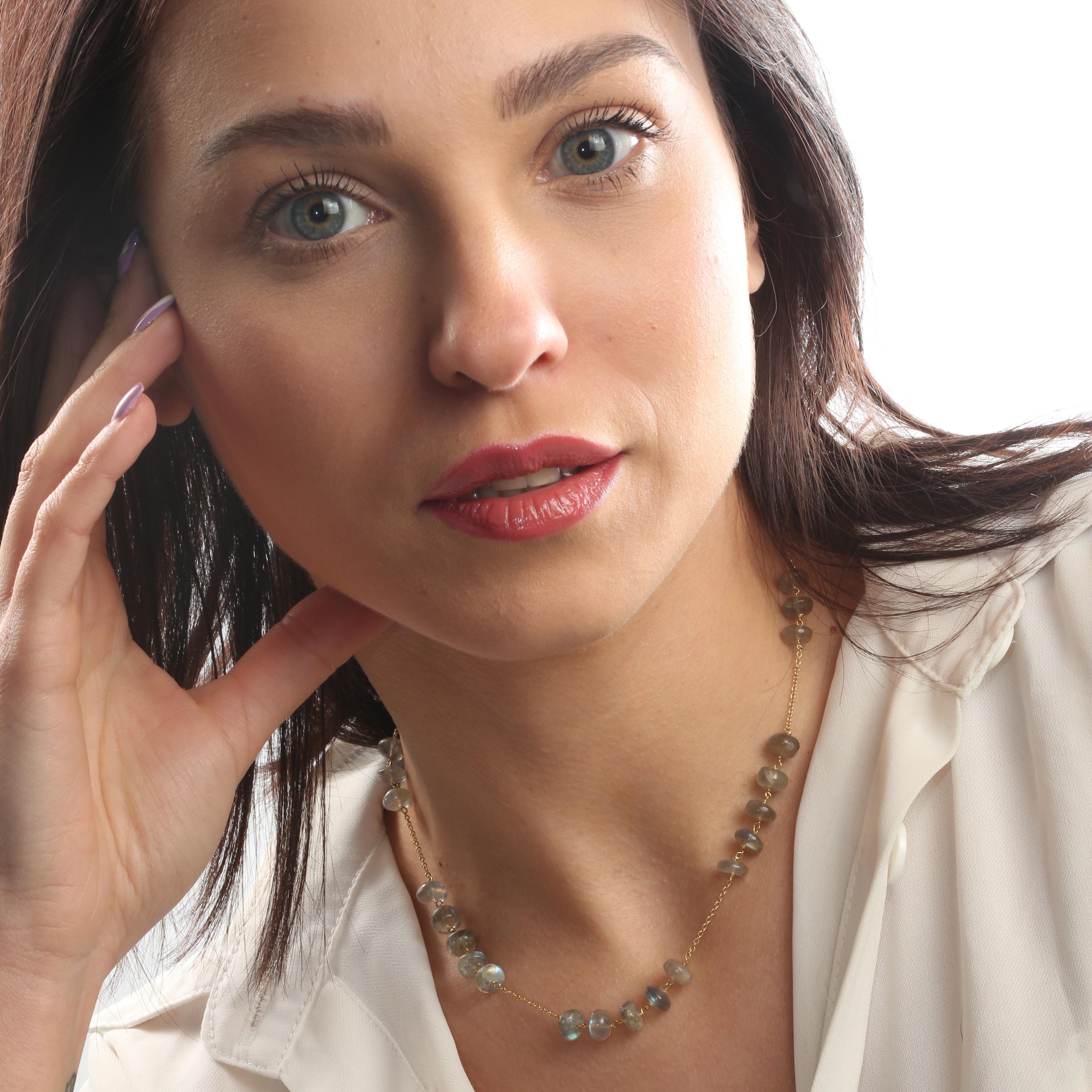 Meravigliosa collana con perline naturali Cat's Eye, per un fascino luminoso e unico. Gioiello luminoso con gioielli preziosi naturali su un'elegante montatura in oro.

La pietra dell'occhio di gatto ha il significato e le proprietà di migliorare