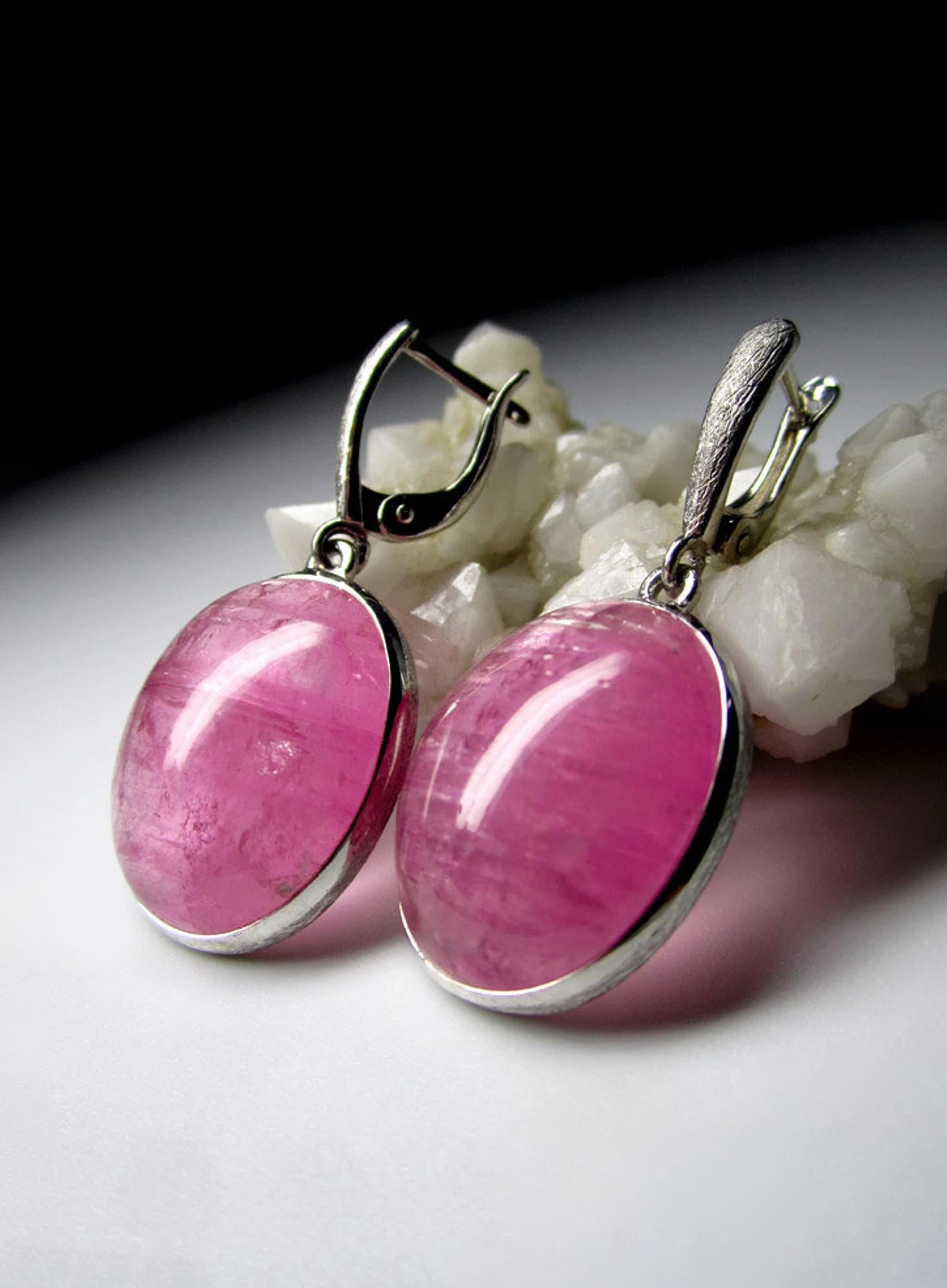 Questi orecchini sono realizzati a mano in argento sterling con finitura opaca, progettati per mettere in risalto la bellezza drammatica delle gemme naturali di tormalina rubellite provenienti dal Brasile. Con la loro vivida tonalità rosa e il raro