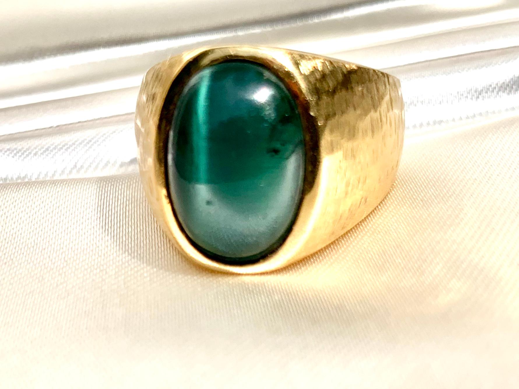 Cat's Eye Tourmaline 18 Karat Textured Yellow Gold Ring In Good Condition In New York, NY