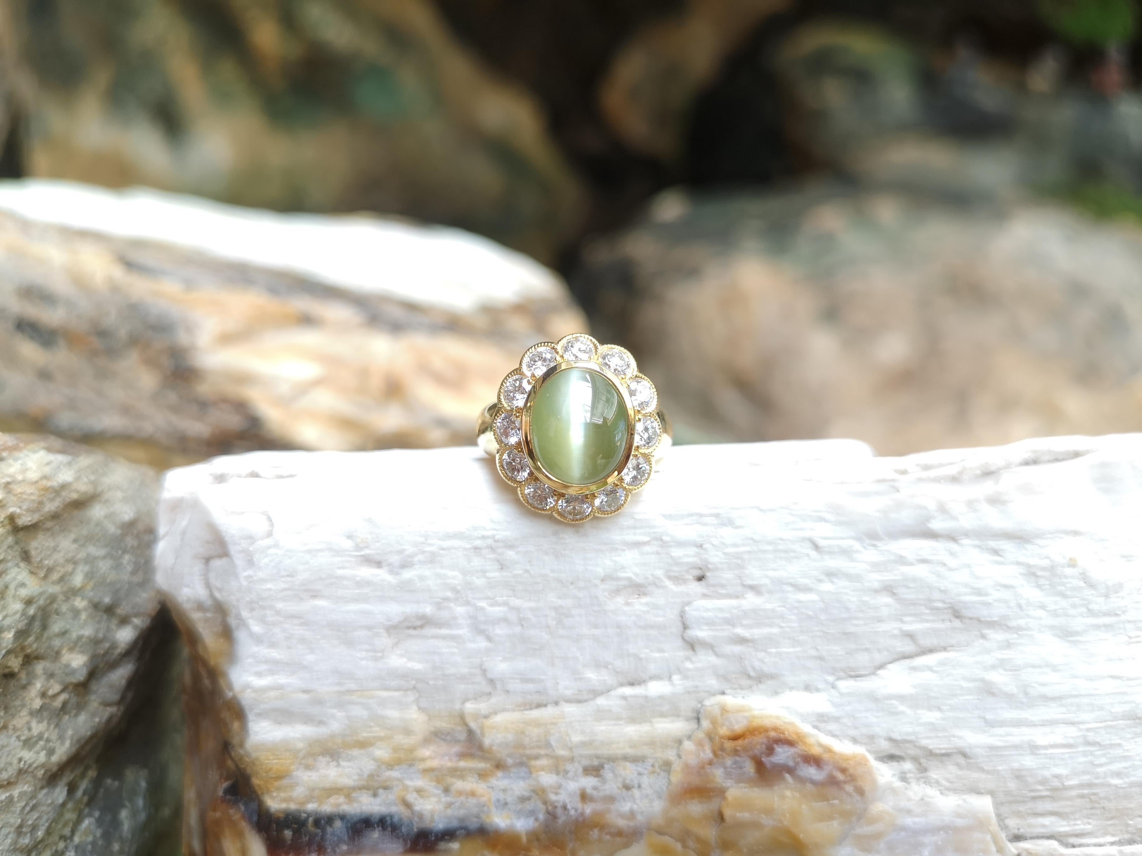 GIA Certified 8 cts Chrysoberyl Cat's Eye with Diamond Ring Set in 18 Karat Gold In New Condition For Sale In Bangkok, TH