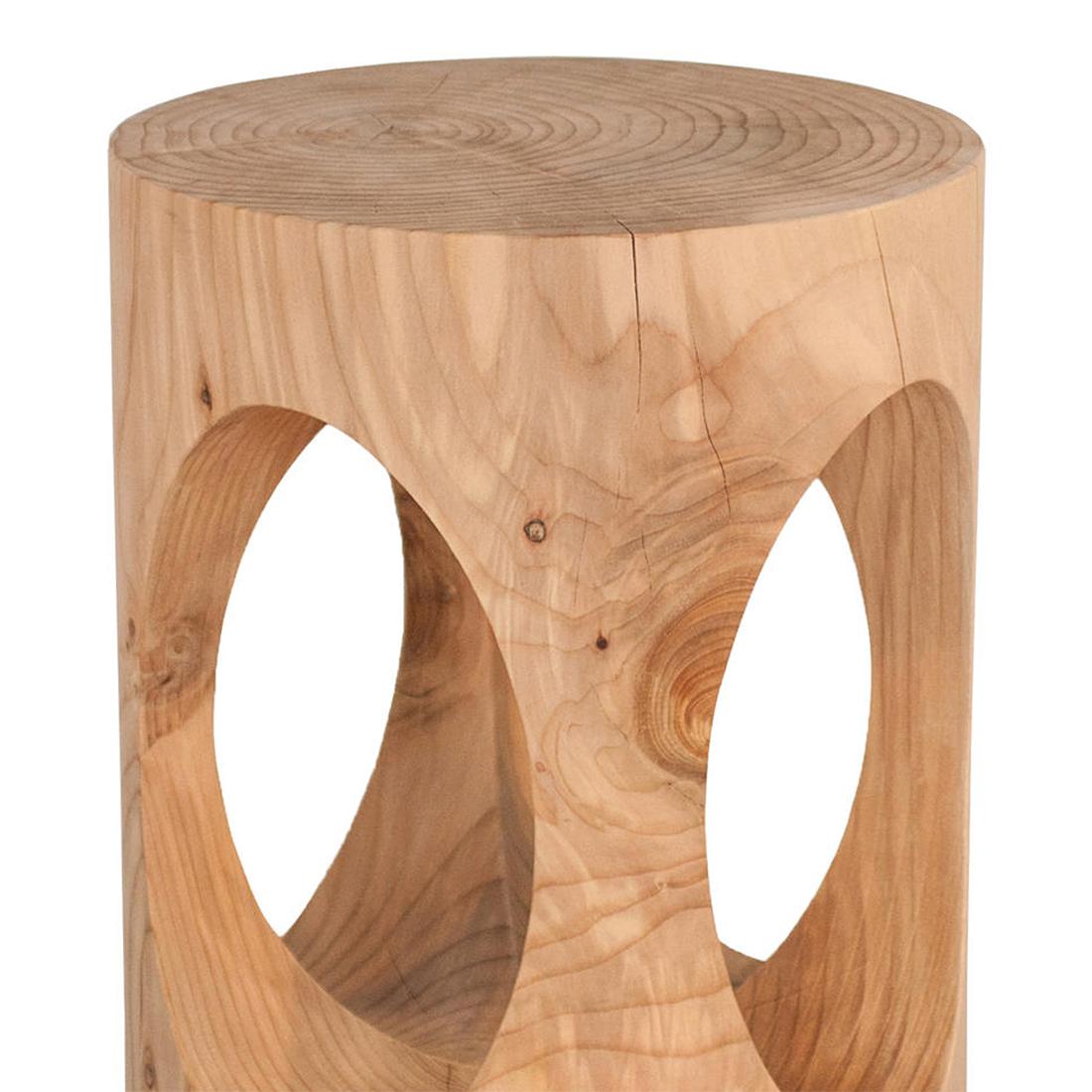 Stool cats eyes in natural solid cedar wood,
with natural pine extract treatment.
Solid cedar wood include movement, 
cracks and changes in wood conditions, 
this is the essential characteristic of natural 
solid cedar wood due to natural settlement