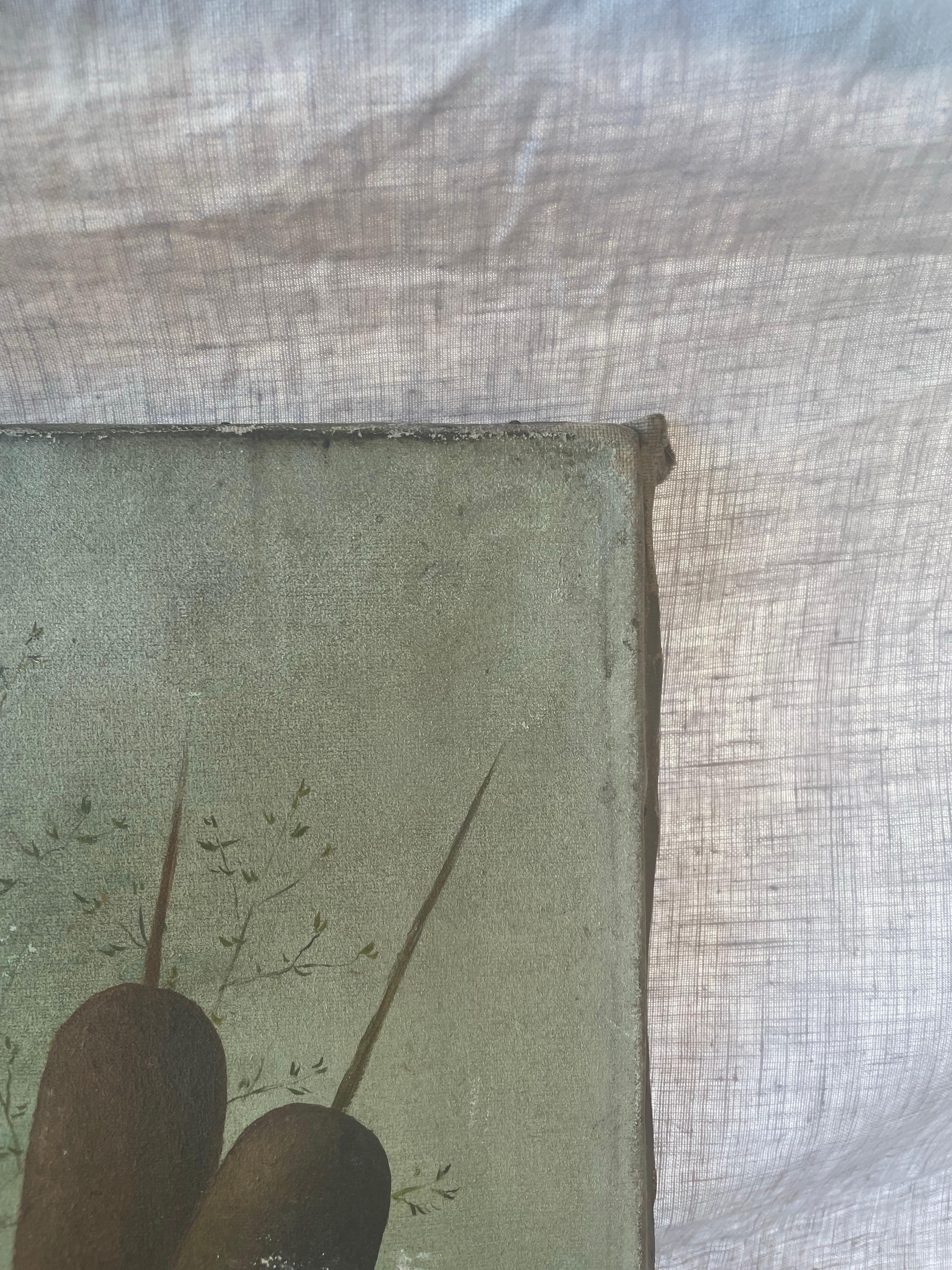 Antikes Stillebengemälde mit Wildblumen und Rohrkolben, Anfang 20.
Ein charmantes Öl auf Leinwand, das ein üppiges Arrangement aus Rohrkolben, Gänseblümchen und wilden Wiesenblumen in einer dunklen Vase vor einem zartgrünen Hintergrund zeigt. Die