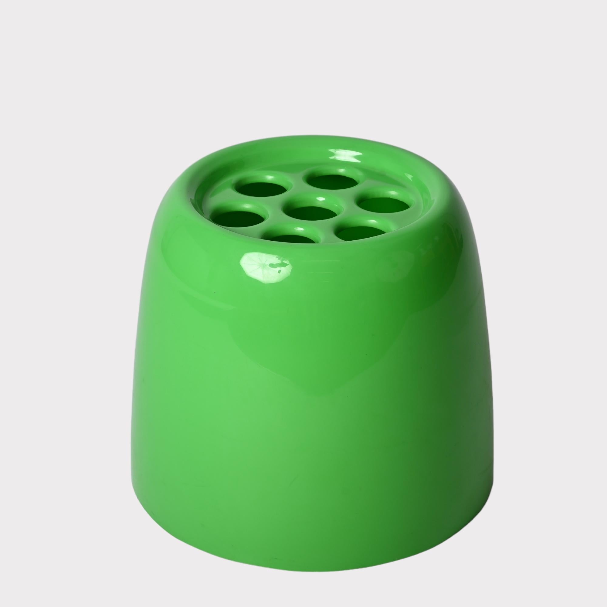 Amazing mid-century dedalo pea green ABS plastic umbrella stand. Cattaneo designed this fantastic piece in Italy during the 1970s. 

This item is unique thanks to its colour: a wonderful, vivid and playful pea green. The design, very elastic and