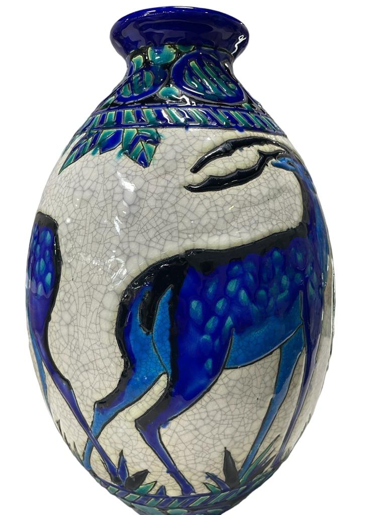Vernissé CATTEAU CHARLES, vase en faïence arraché représentant un cerf, 1924 en vente