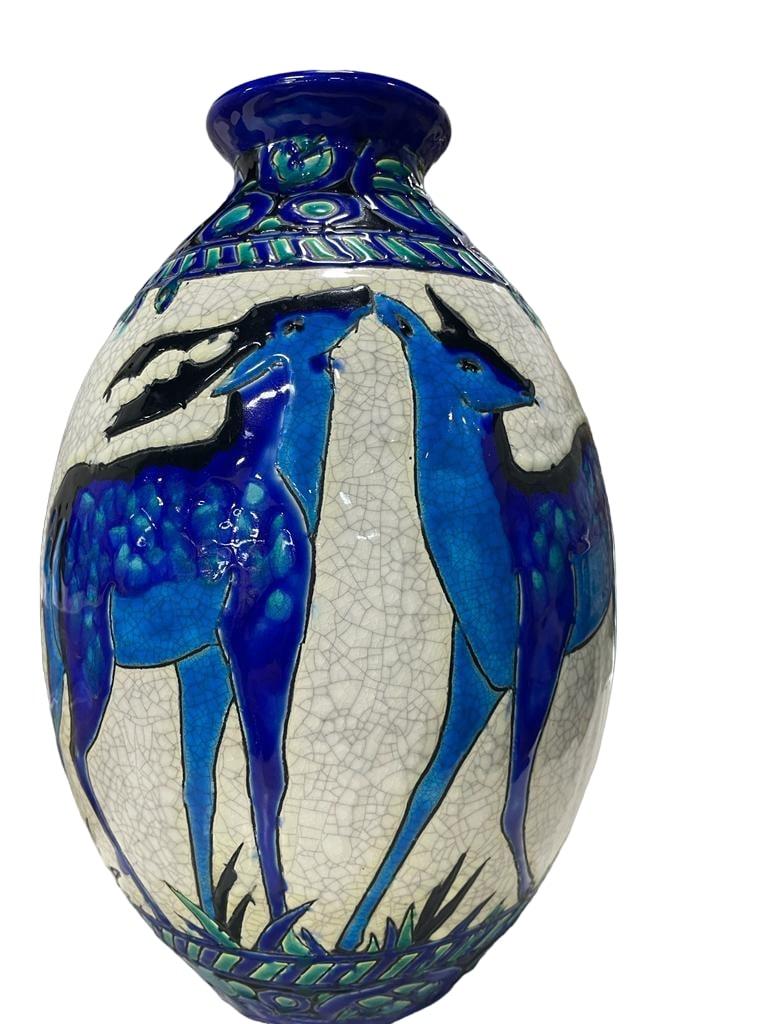 Début du 20ème siècle CATTEAU CHARLES, vase en faïence arraché représentant un cerf, 1924 en vente