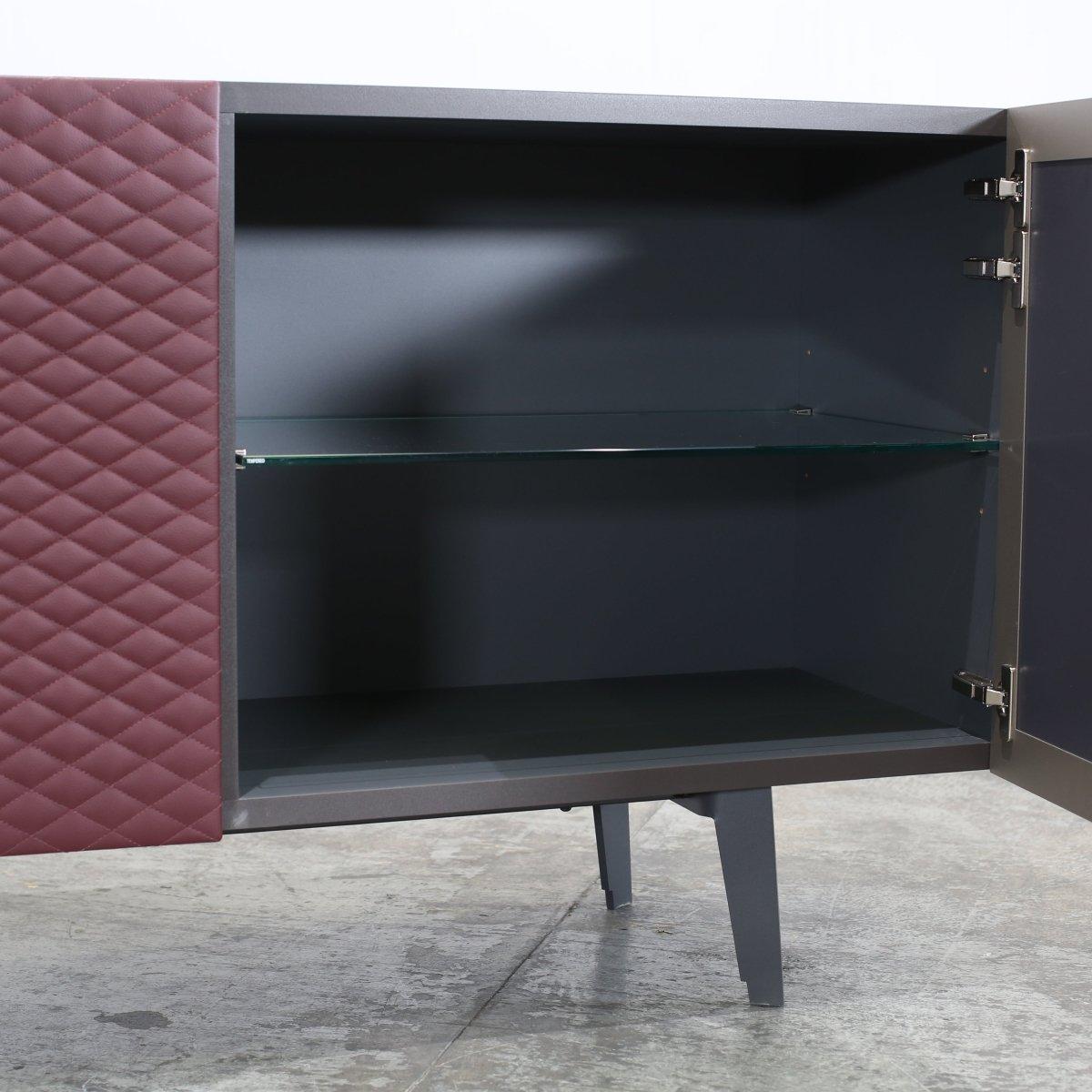 Das Absolut Sideboard von Cattelan Italia ist eine atemberaubende Ergänzung für jedes moderne Zuhause. Dieses Sideboard besteht aus einem strukturierten MATERIAL, das einen Kontrast zu den klaren Linien der Designstruktur bildet. Der geräumige