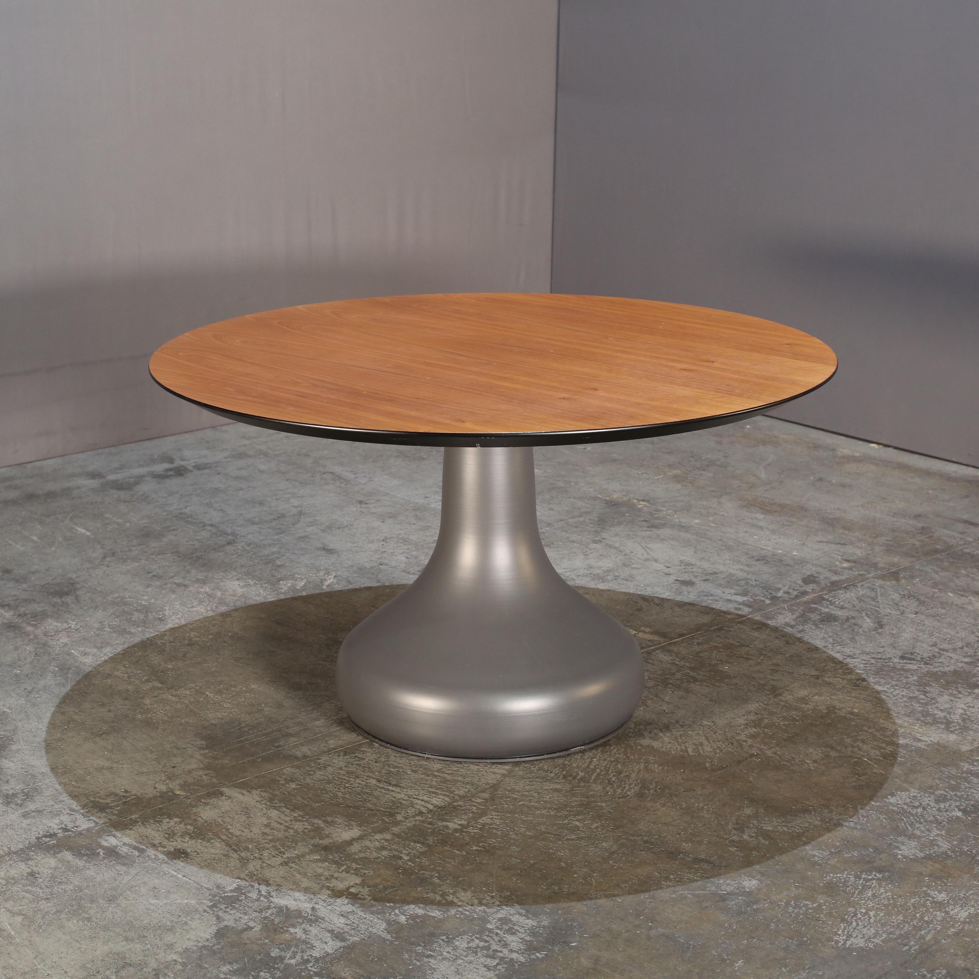 Voici l'étonnante table à manger Bora Bora de Cattelan Italia, un véritable chef-d'œuvre de mobilier de luxe. Fabriquée avec les meilleurs matériaux, cette table de salle à manger présente un design épuré et moderne qui rehaussera n'importe quel