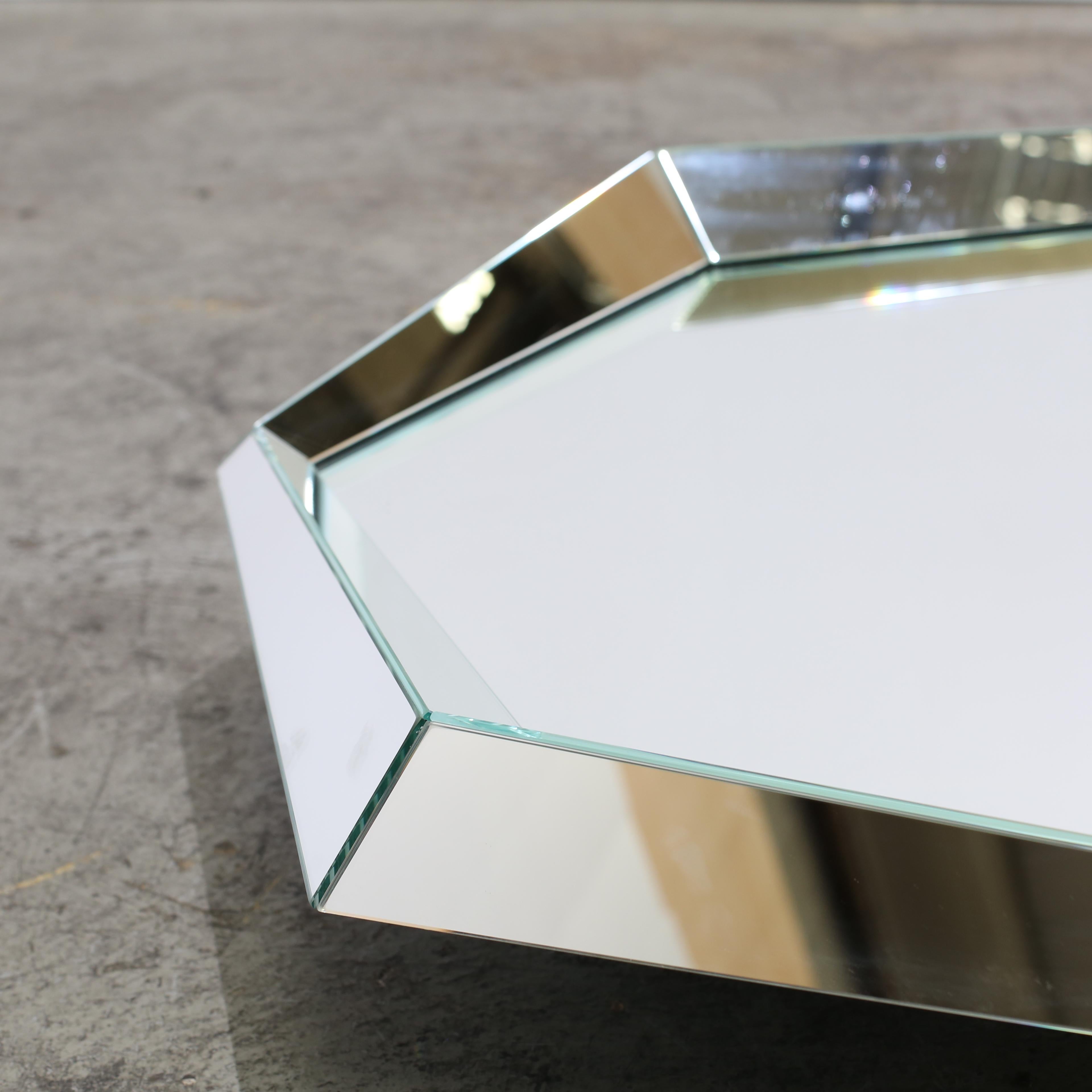 Ajoutez une touche d'élégance et de sophistication à votre intérieur avec le miroir ovale Custom Emerald de Cattelan Italia. Cette superbe pièce présente une forme ovale élégante et un cadre luxueux vert émeraude, ajoutant une touche de couleur à