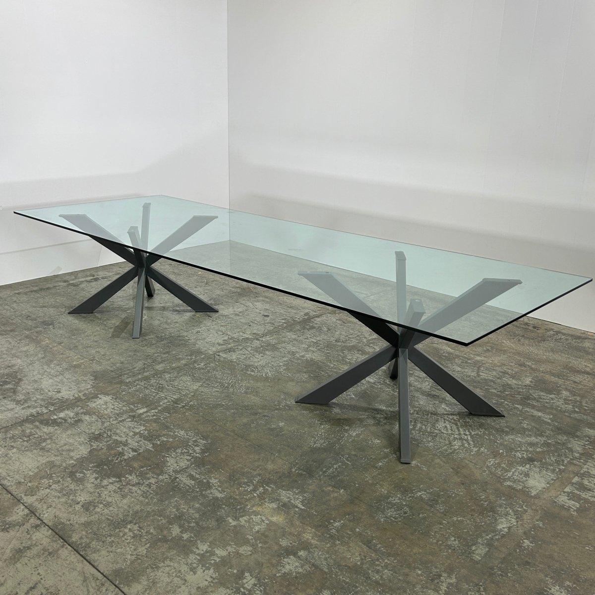 Eleva tu experiencia gastronómica con la Mesa de comedor de cristal Spyder personalizada de Cattelan Italia. Esta asombrosa pieza presenta un diseño elegante y moderno, con una base única formada por patas de metal entrecruzadas. Combinada con un
