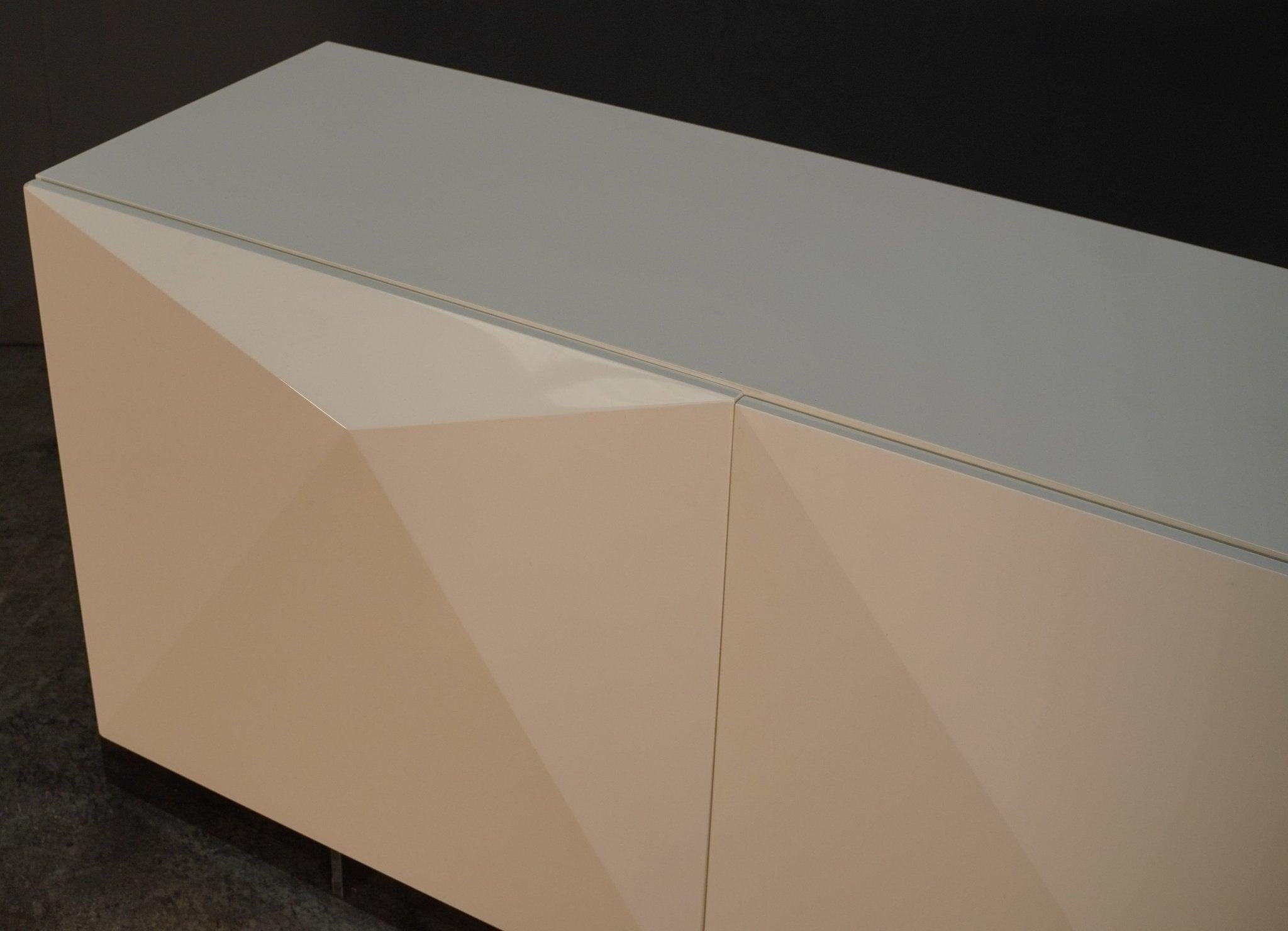 Voici le buffet Kayak, élégant et moderne, de Cattelan Italia, un complément indispensable à tout espace de vie contemporain. Cette pièce étonnante présente un design unique, avec une forme incurvée et une combinaison de matériaux en bois et en