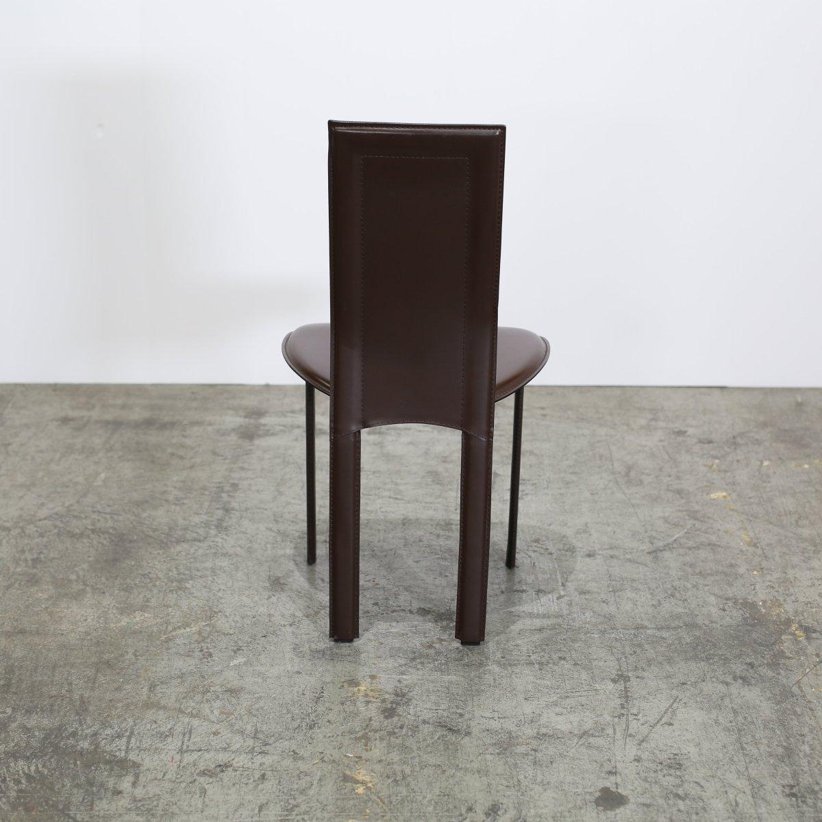 Lara stems from the inspiration of Giorgio Cattelan and is one of the longest-lived products of the company, which still today enjoys great international success. It combines an unmistakable personality with the comfort that distinguishes a designer