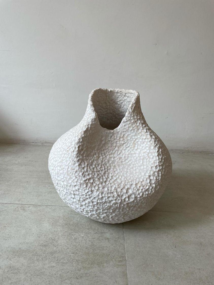 Airedelsur creates minimal, one-of-a-kind, hand-built ceramic vessels and sculptures, that in their simplicity and muted palette, evoke feelings of clarity and calm.
Hand built in refractory paste with chamote 
Not waterproof.