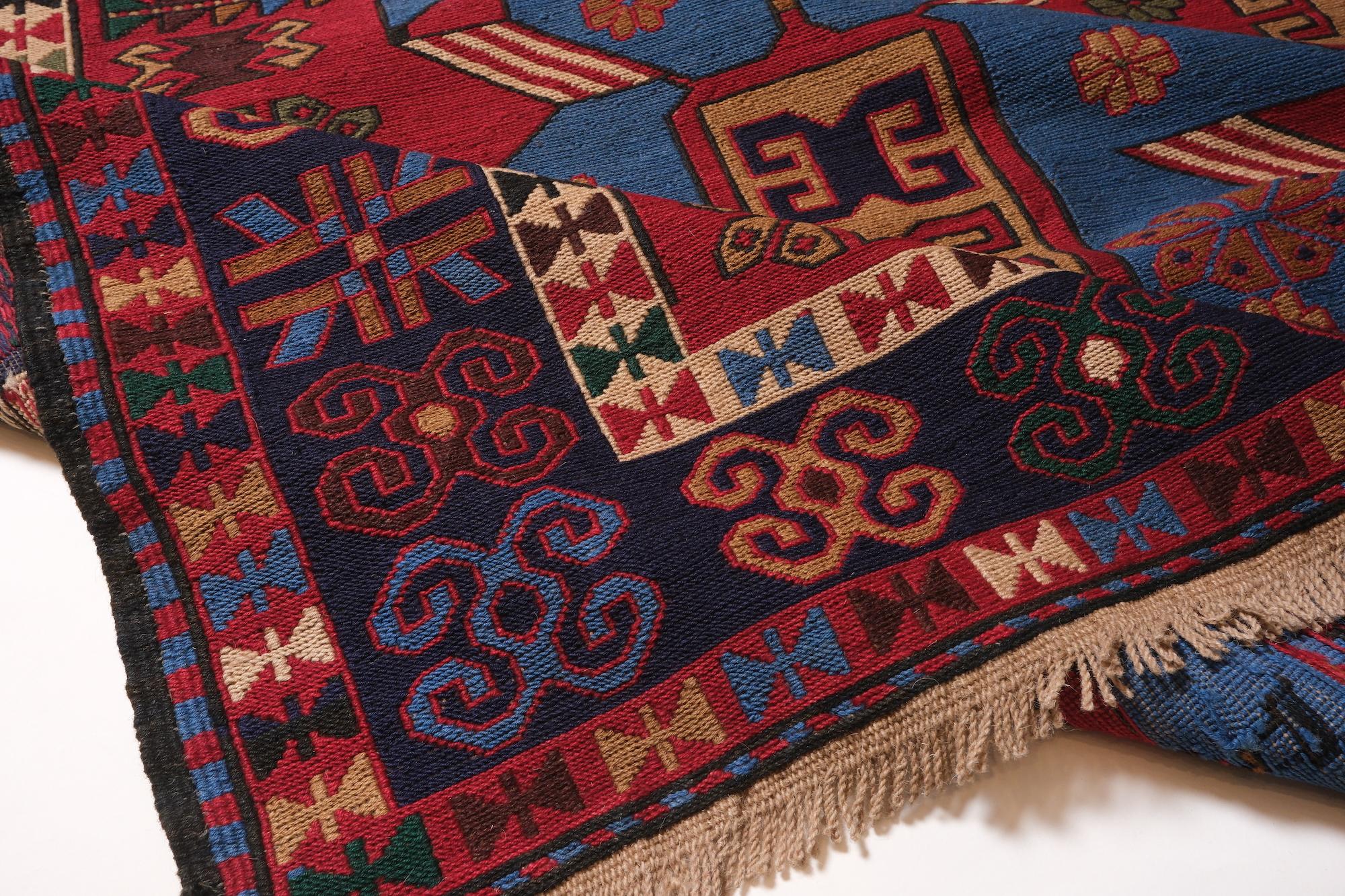 Caucasia Soumak Sumac Kilim Rug, Caucasian Old Sumak Soumac Caucasus Carpet In Good Condition For Sale In Tokyo, JP