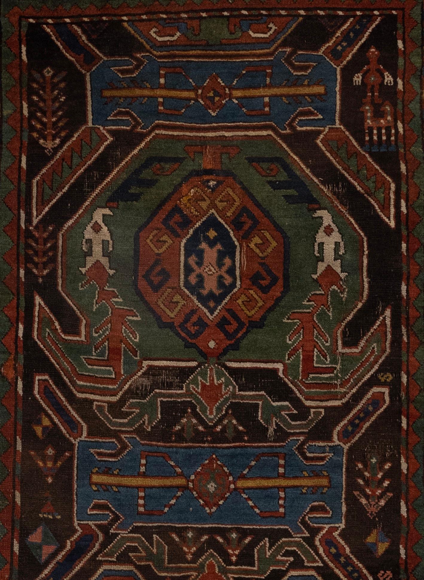 Der antike kaukasische Teppich in Rot- und Grüntönen ist ein fesselndes Meisterwerk, das das reiche kulturelle Erbe und die künstlerischen Traditionen der Kaukasusregion widerspiegelt. Dieser Teppich ist ein Zeugnis des handwerklichen Könnens