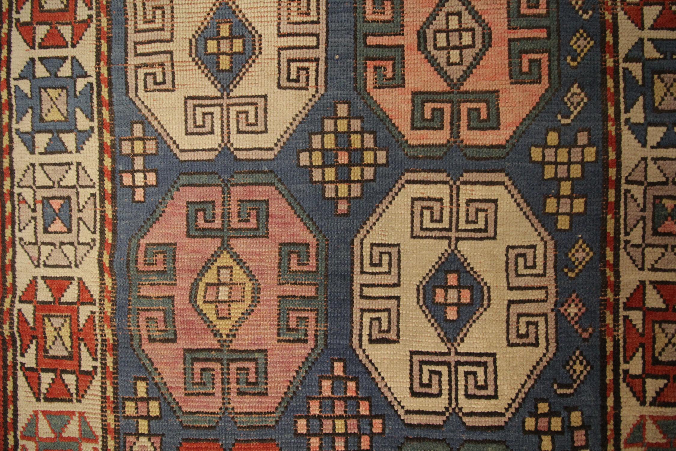 20ième siècle Tapis caucasien ancien fait à la main, entrée de laine rouge et bleue Oriental en vente