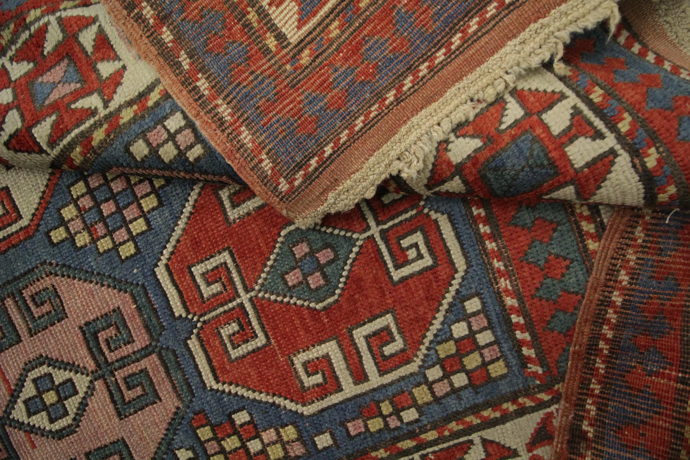 Laine Tapis caucasien ancien fait à la main, entrée de laine rouge et bleue Oriental en vente