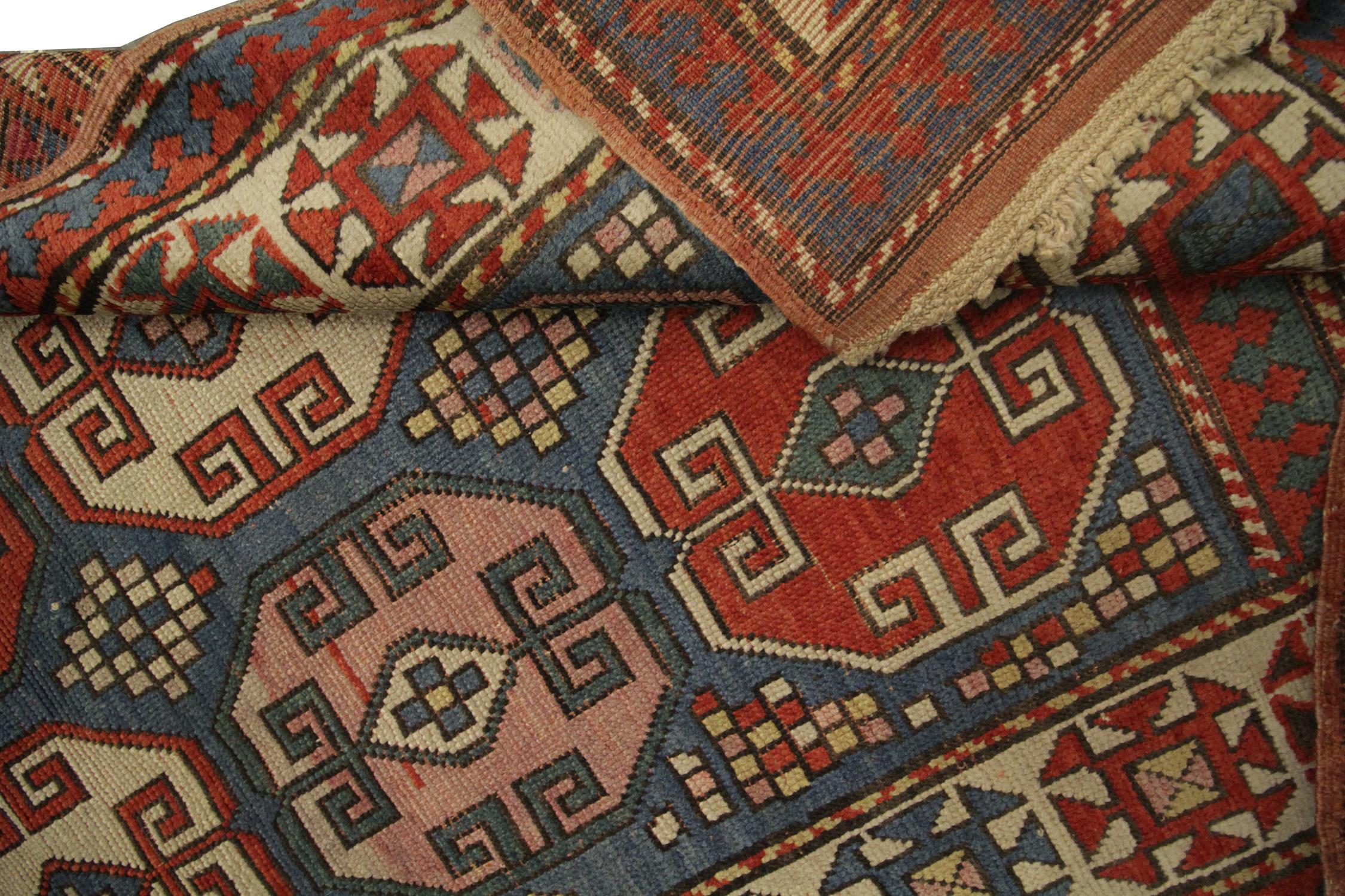 Tapis caucasien ancien fait à la main, entrée de laine rouge et bleue Oriental en vente 1