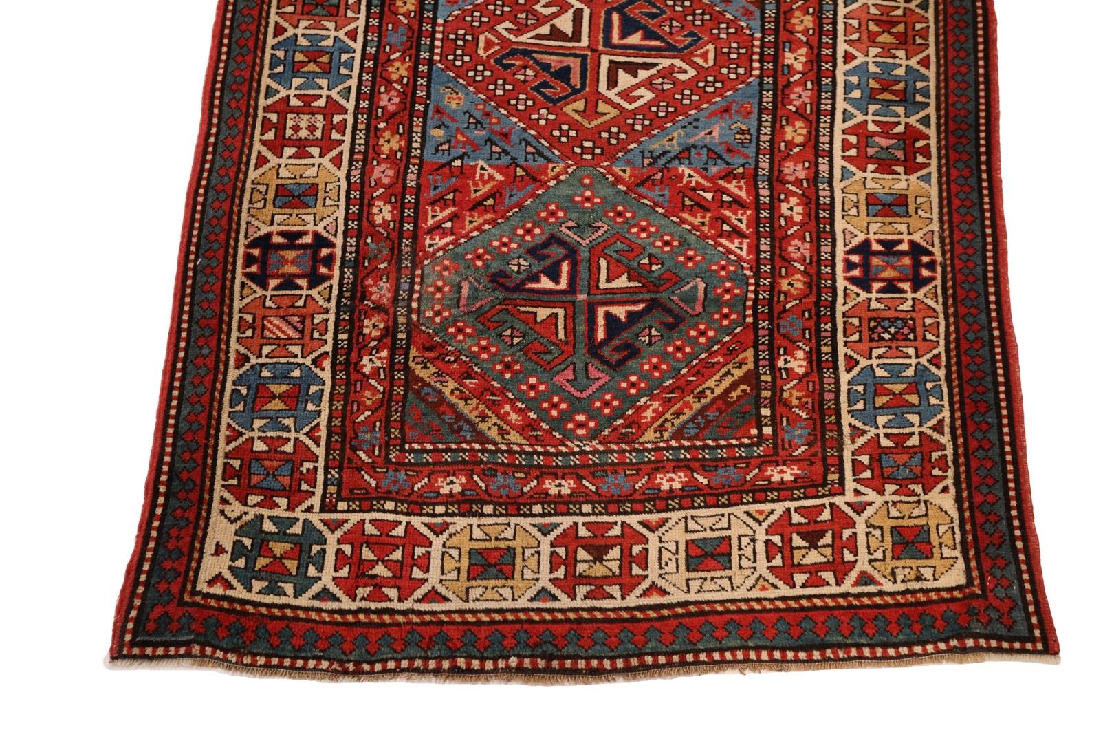 Voici le chef-d'œuvre captivant de l'art textile - le coureur caucasien avec une symphonie de couleurs qui dansent et s'harmonisent en parfaite synchronisation. Ce tapis est un véritable témoignage de l'âme vibrante de la région du Caucase,