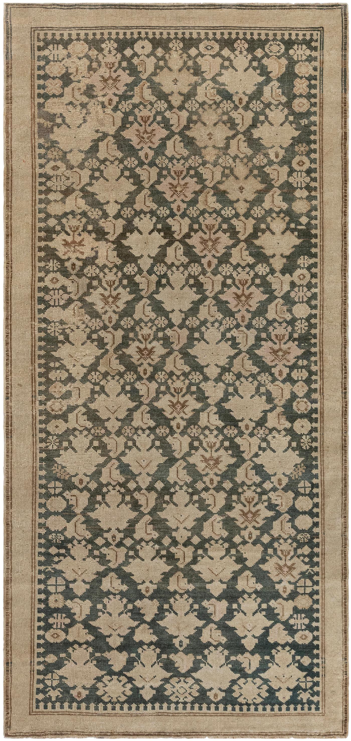 Runner antico caucasico con design tonale all-over
Eleva i tuoi interni con questo raro tappeto antico caucasico, caratterizzato da un raffinato disegno floreale a reticolo all-over reso con sfumature tono su tono di indaco, taupe e sabbia. La