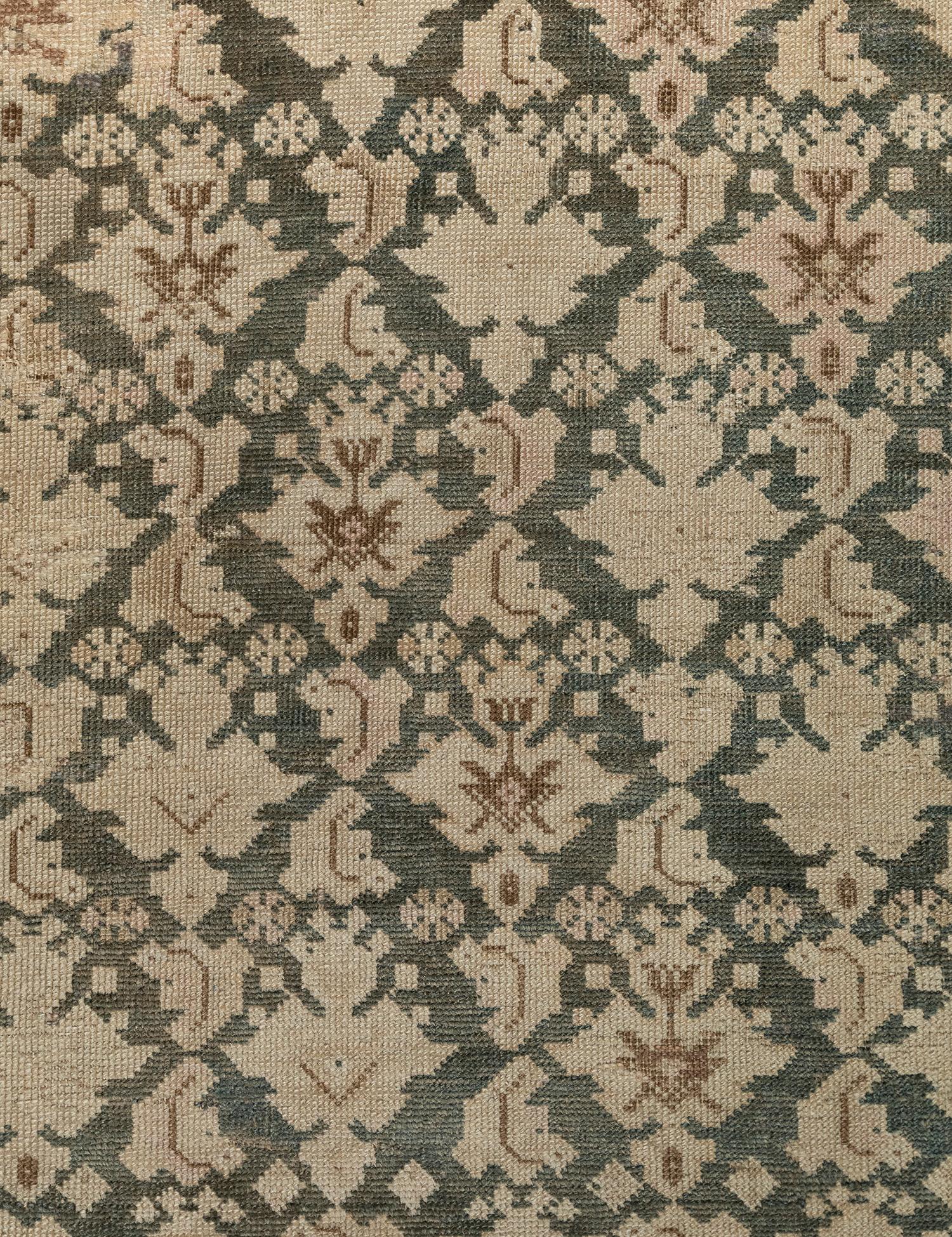 Armeno Runner antico caucasico con design tonale all-over in vendita