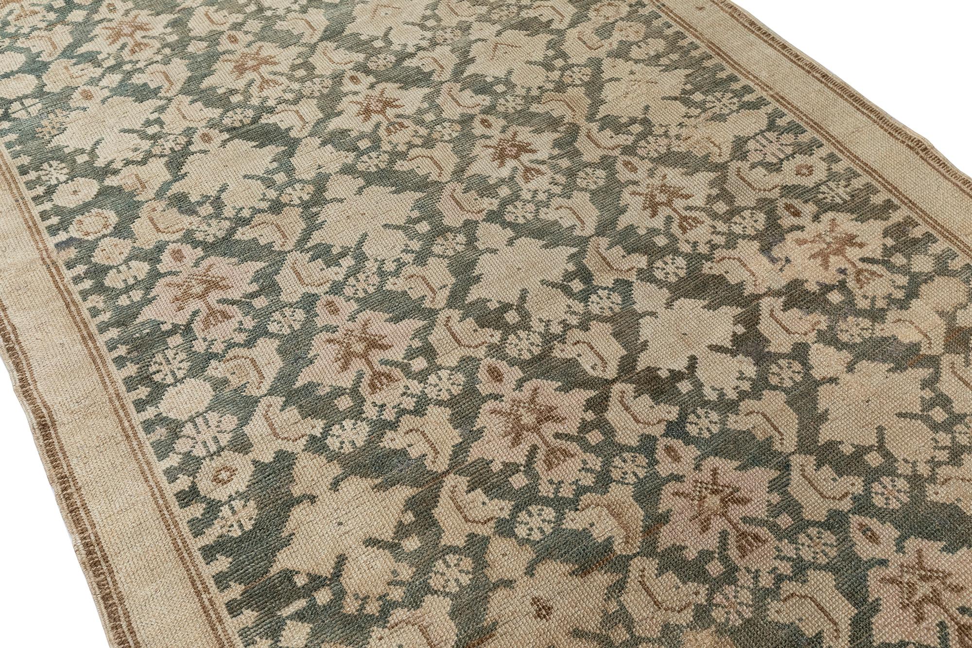 Annodato a mano Runner antico caucasico con design tonale all-over in vendita