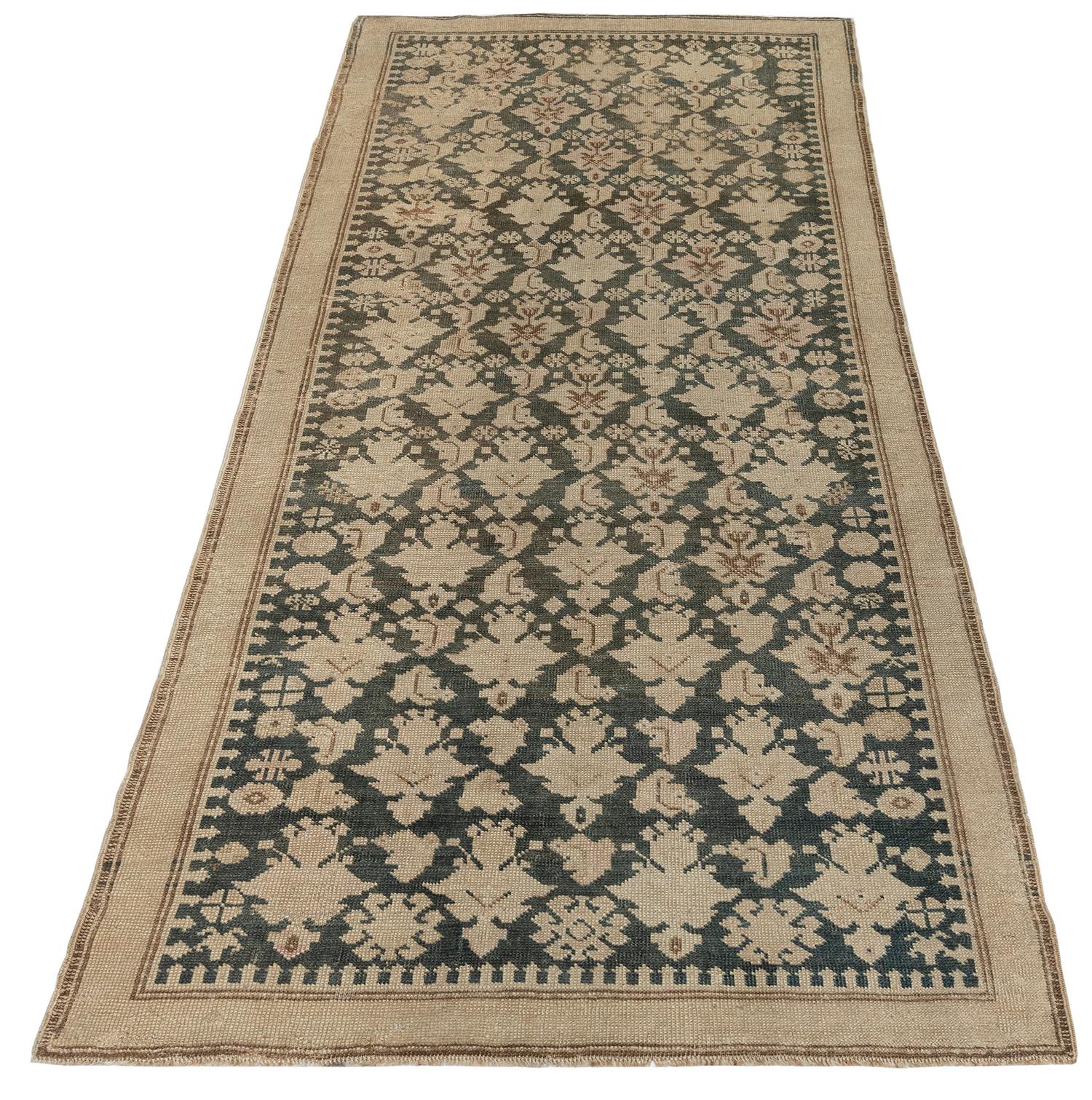 Fine XX secolo Runner antico caucasico con design tonale all-over in vendita