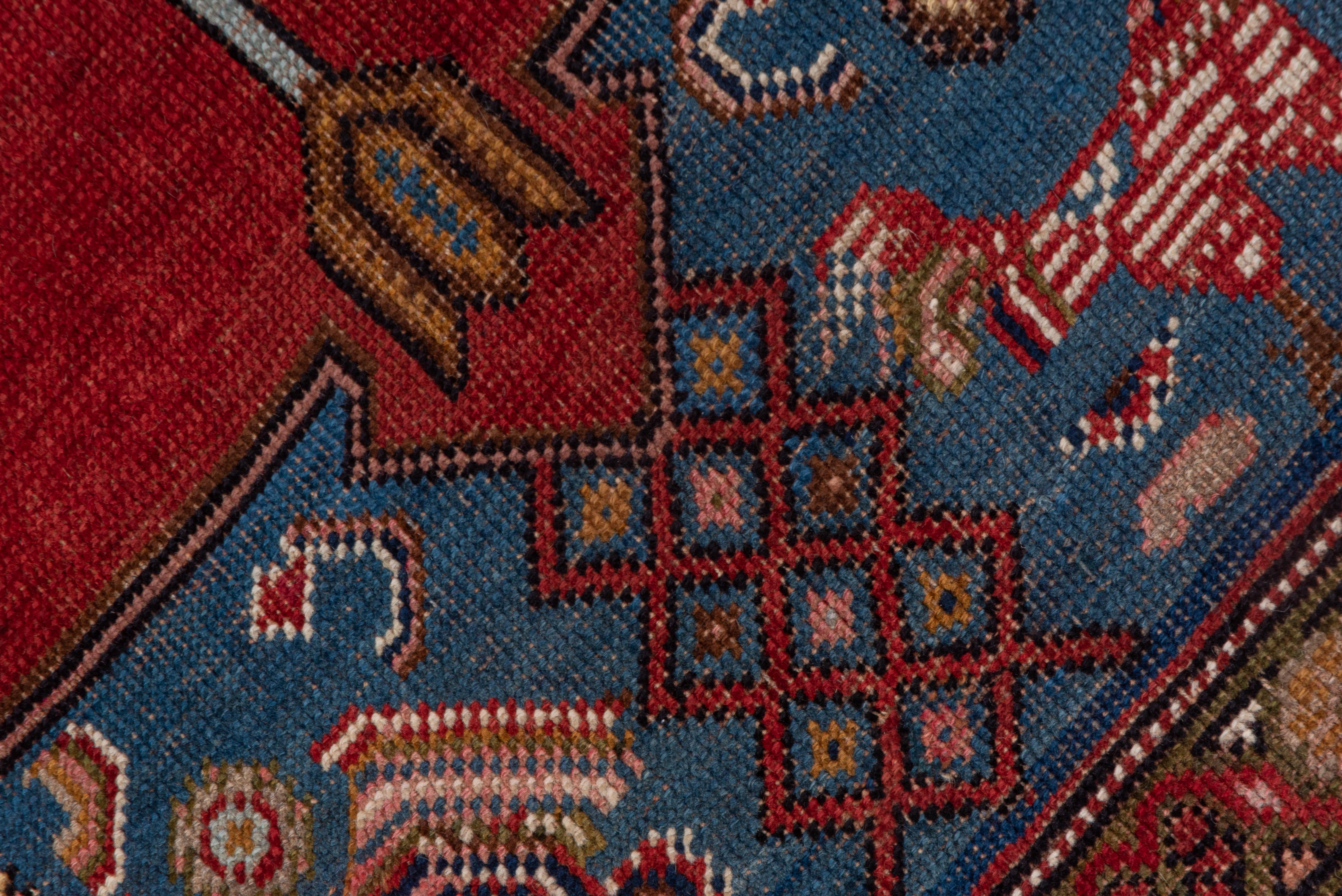 Kaukasisches Zentralmedaillon mit brillanter geometrischer Bordüre (Frühes 20. Jahrhundert) im Angebot